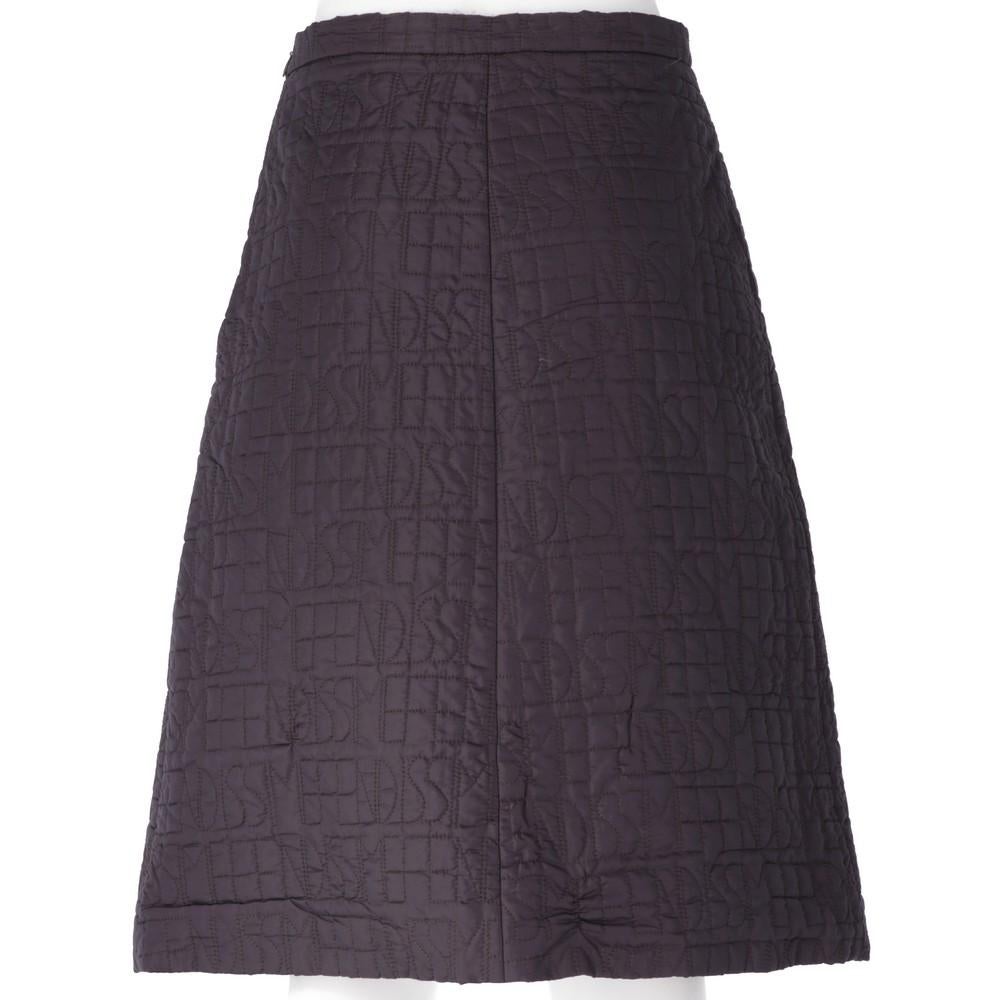 Fendi Fendissime gonna midi viola scuro. Tessuto trapuntato in nylon logato con chiusura laterale a zip nascosta. Foderato.

Taglia: 38 IT

Misure piatte
Lunghezza: 60 cm
Vita: 35 cm

Codice prodotto: X5070

Note: L'articolo presenta alcuni fili