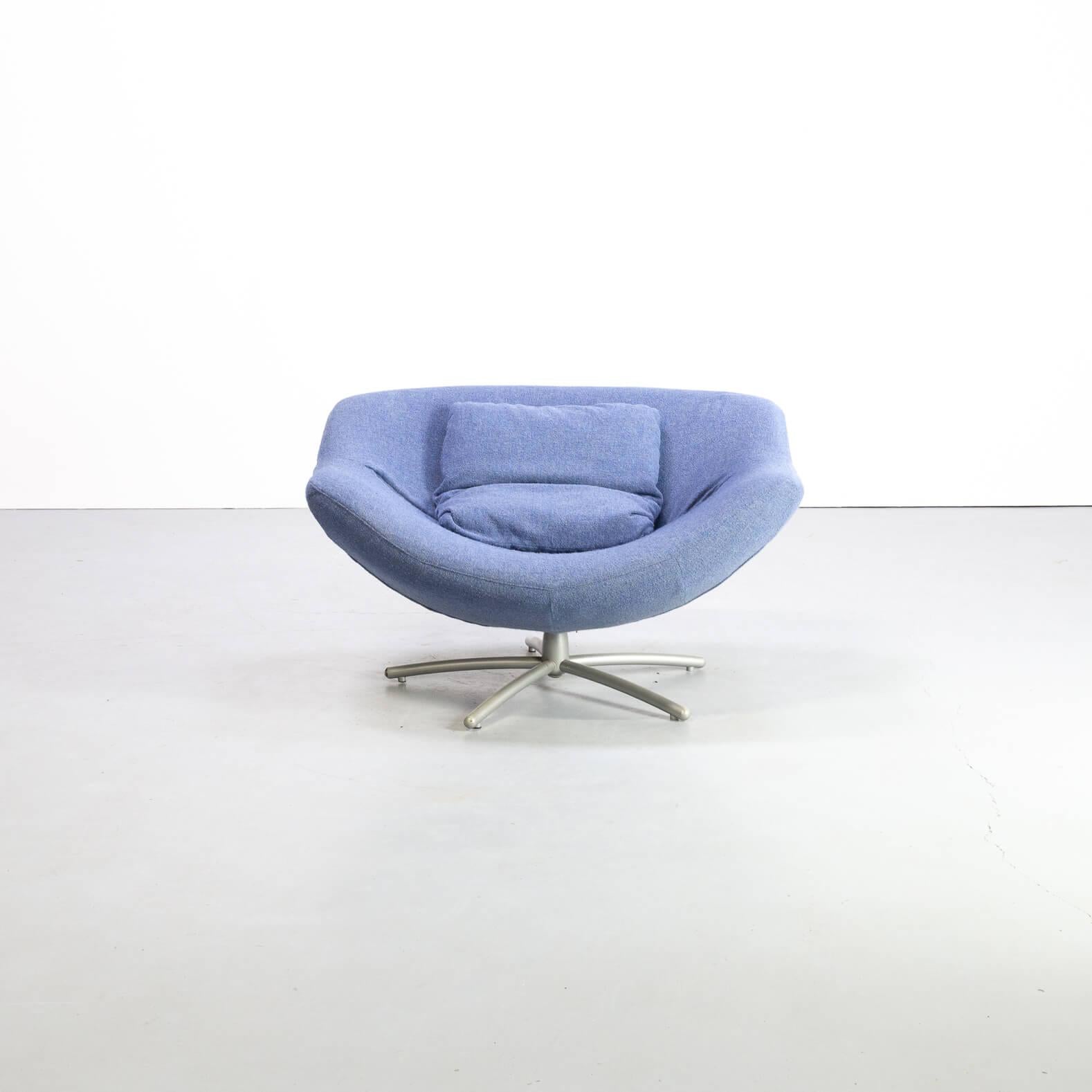 The ‘Gigi’ fauteuil is a fine example of design by Gerard van den Berg. You can feel the lining of the chair almost just by looking at the chair. This uniquely shaped shell comes with a lot of possible sitting possibilities. A lounge chair to live