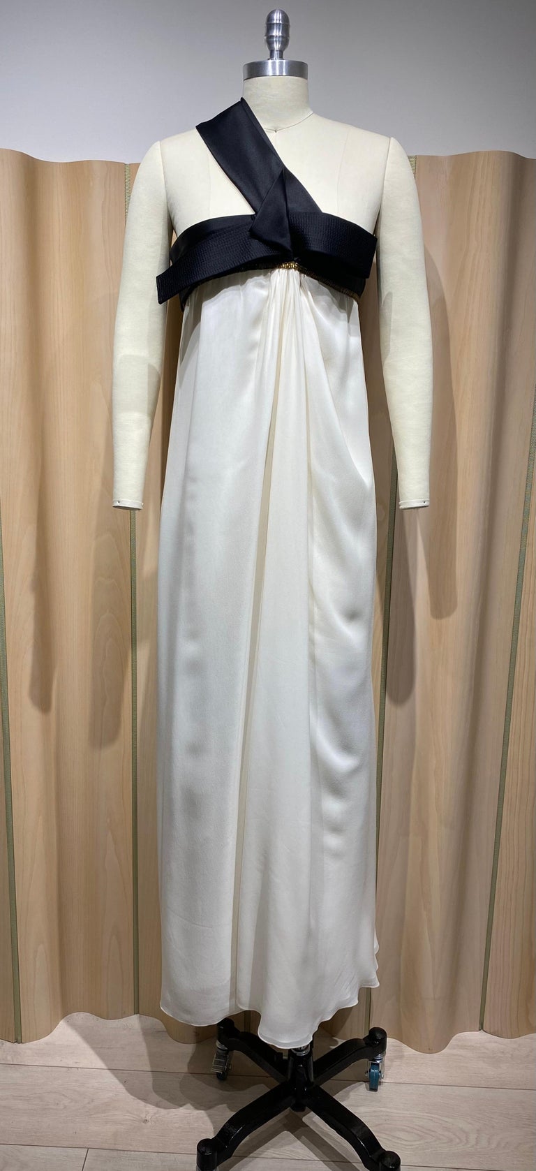 90s Gianfranco Ferre Cream  and Black Silk Evening Gown For Sale 6