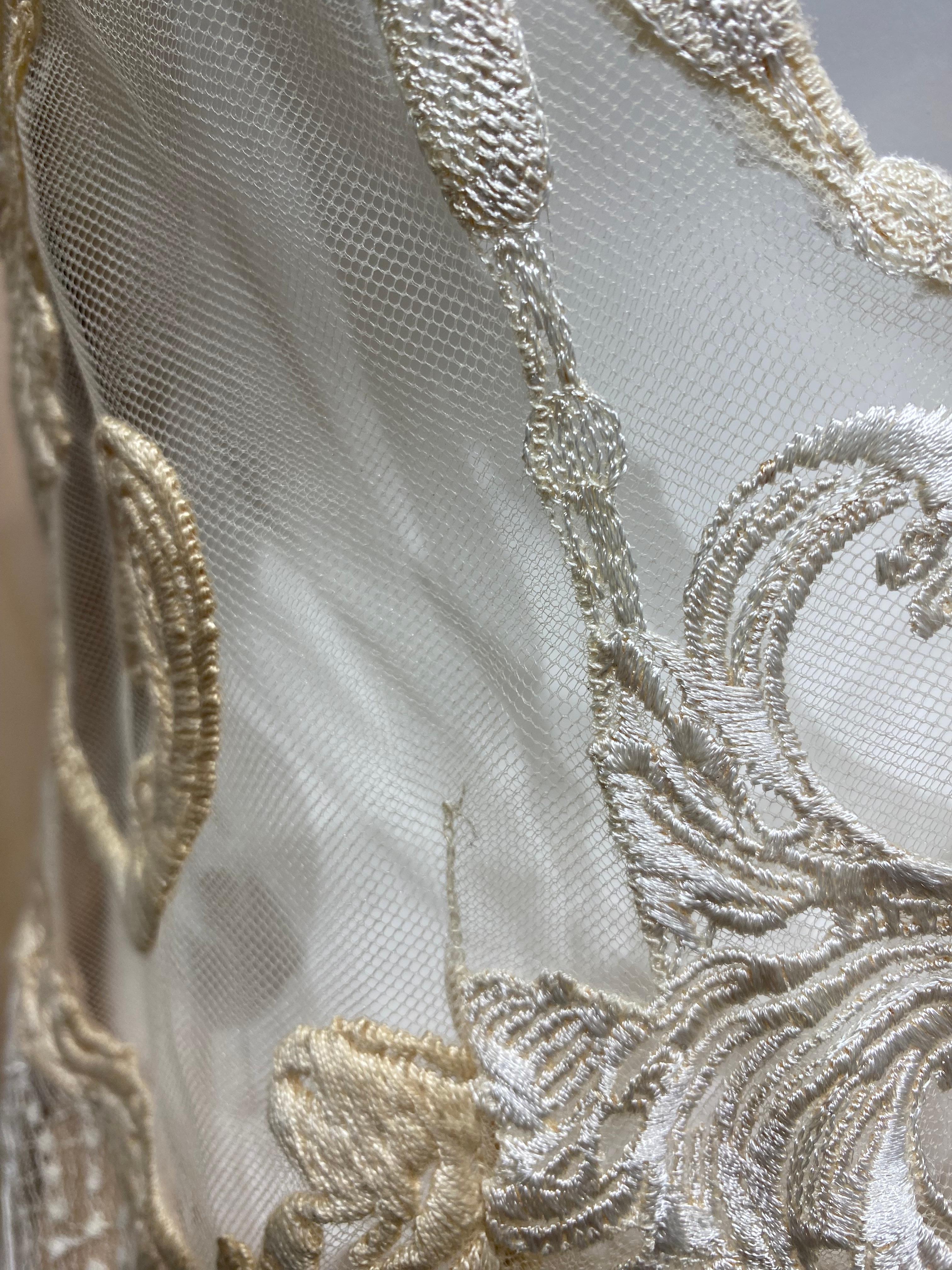 90er Gianfranco Ferre Cremefarbenes Cocktailkleid aus Spitze im Angebot 5