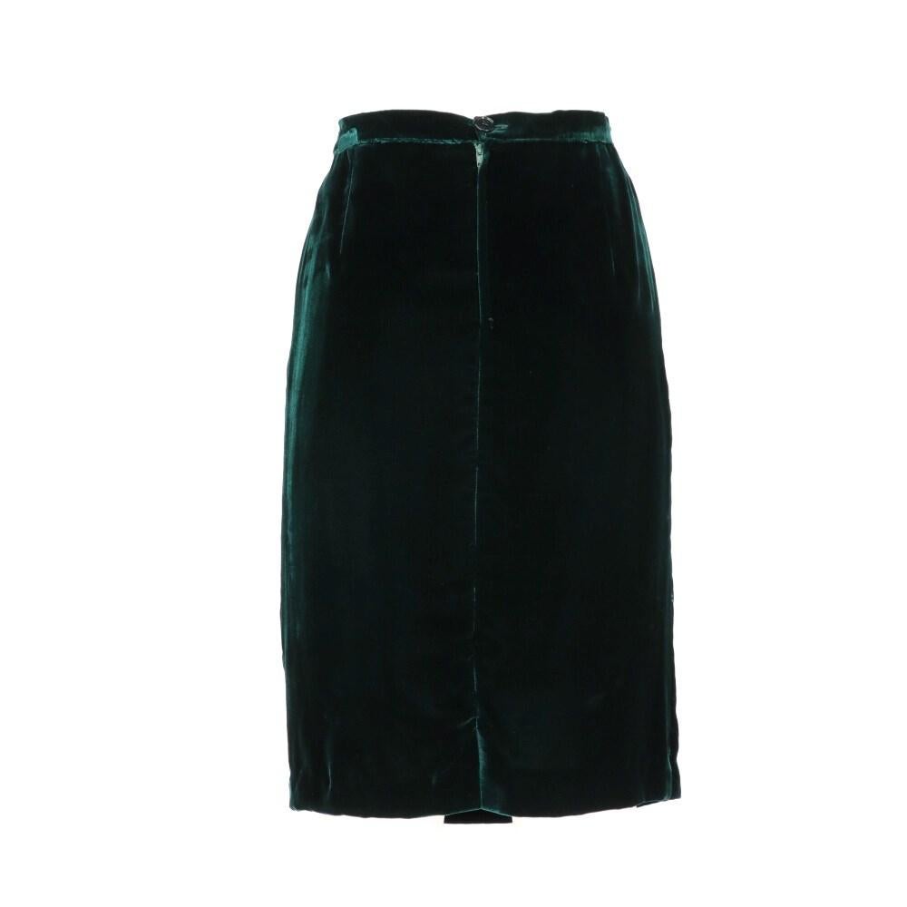 Gianfranco Ferré dark green velvet skirt. Back zip and button closure and central vent. Lined.

Size: 48 IT

Flat mesurements
Height: 59 cm
Waist: 39 cm
Hips: 49 cm

Product code: X1116

Composition: 75% Viscose - 25% Silk

Made in: