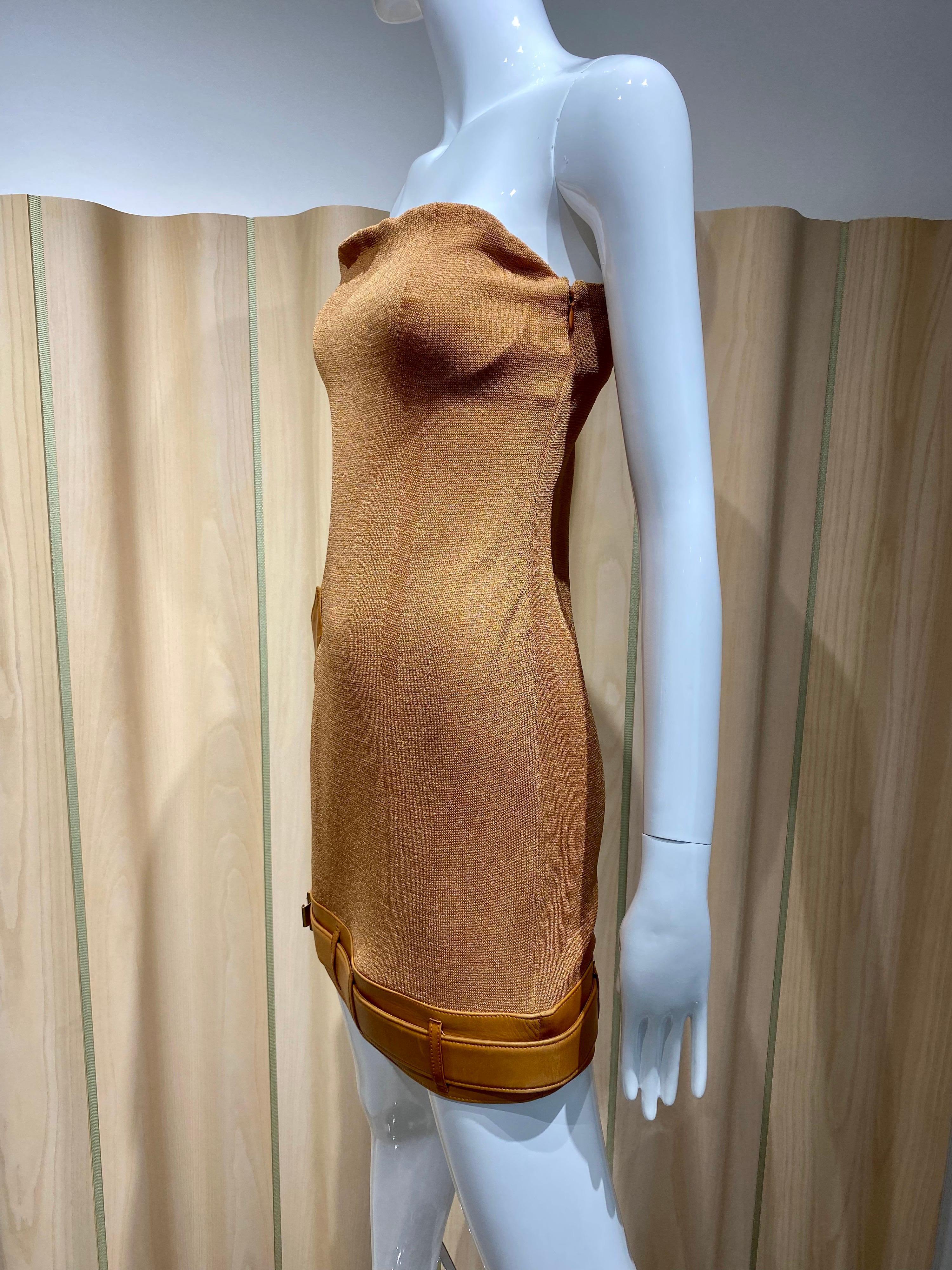 Vintage Gianfranco Ferre Hellbraun gestrickt   trägerloses Minikleid mit Lederbesatz.
Das Kleid hat einen eingebauten BH.  Perfekt für eine Cocktailparty.

Größe : Klein
Büste : 32