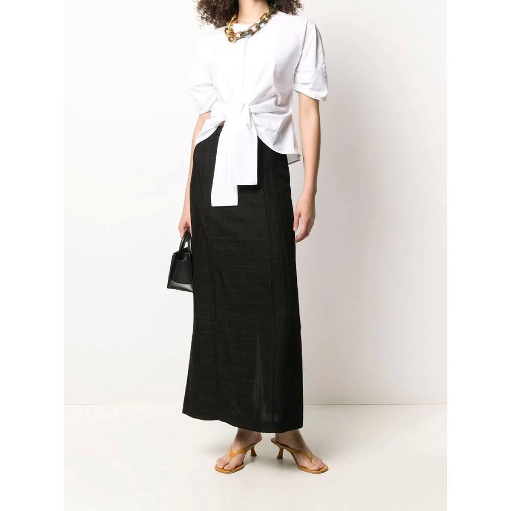 Gianfranco Ferrè straight long black acetate skirt with high waist and back zip closure.

Size: 40 IT

Flat measurements
Height: 97 cm
Waist: 33 cm
Hips: 45 cm

Product code: A7181

Composition:
Outer: 60% Acetate – 40% Cotton
Lining: 100%