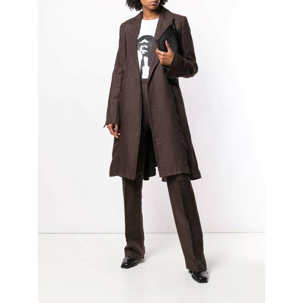 Gianfranco Ferré brown linen jacket and trousers suit. Open long jacket with lapel collar, padded shoulders and side welt pockets. Wide leg straight-cut trousers with bottom zip, two welt pockets and side button and zip fastening.

Size: 44 IT

Flat