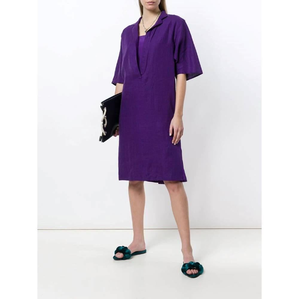 Gianfranco Ferré purple linen oversize dress with rever collar and deep V neck. Three-quarter sleeves with a button and cut-out detail. Two side welt pockets and side slit.

Size: 44 IT

Flat measurements
Height: 105 cm
Bust: 50 cm
Sleeves: 31