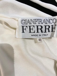 90er Gianfranco Ferre Weißes und schwarzes One-Shoulder-Strickkleid