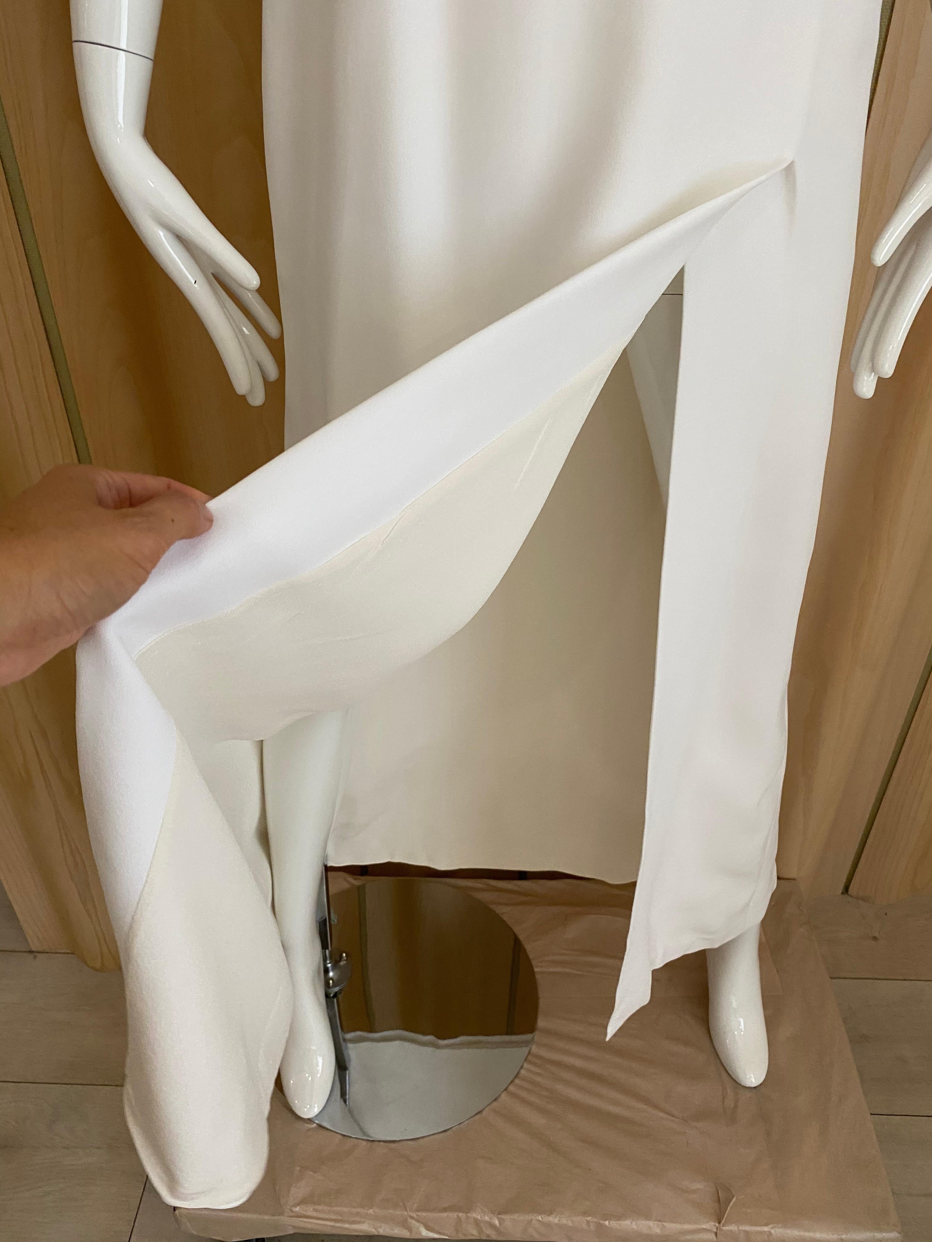 90er Gianfranco Ferre Weißes ärmelloses Kleid mit V-Ausschnitt aus Seide im Zustand „Hervorragend“ im Angebot in Beverly Hills, CA