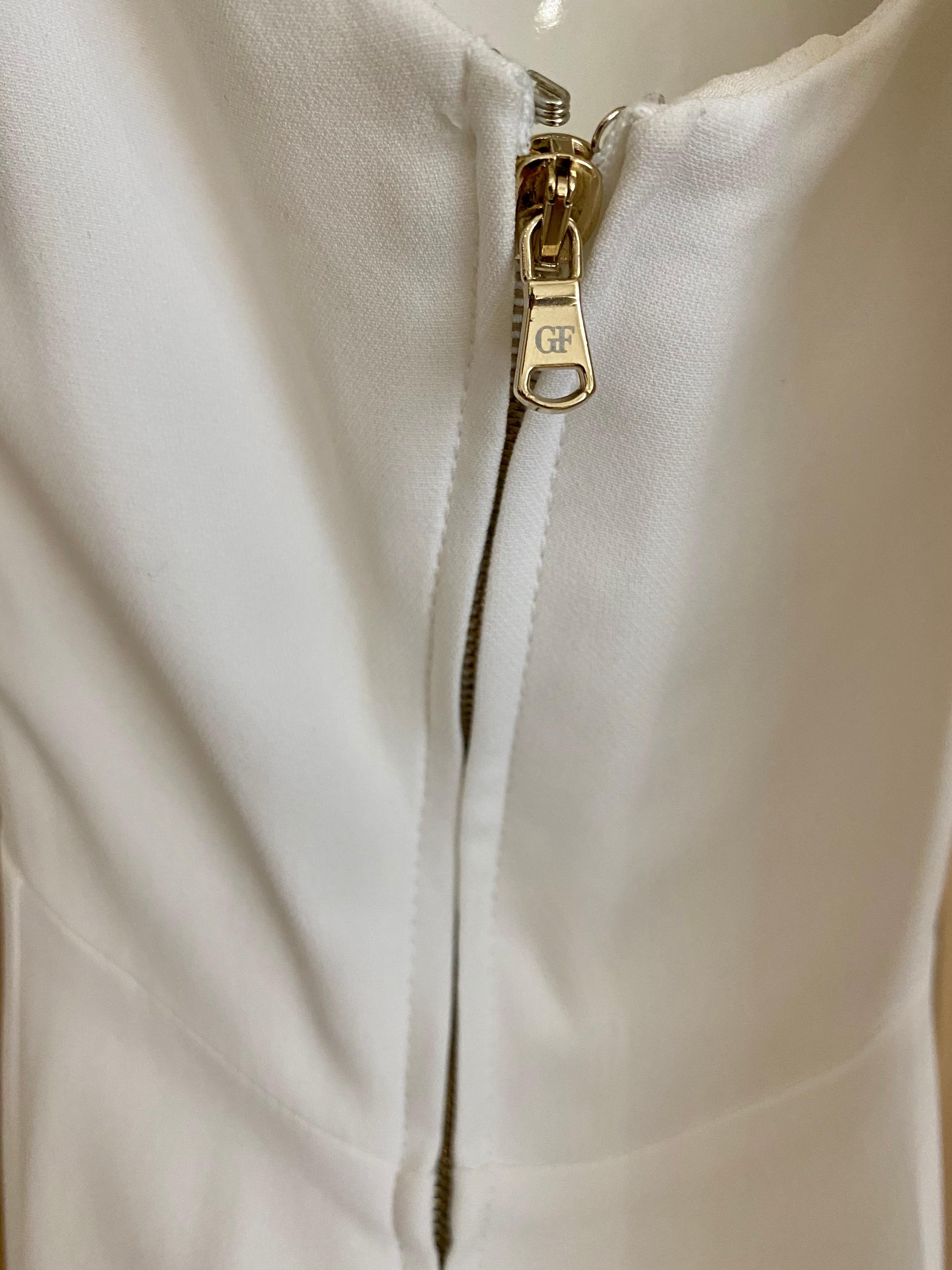 90er Gianfranco Ferre Weißes ärmelloses Kleid mit V-Ausschnitt aus Seide im Angebot 1