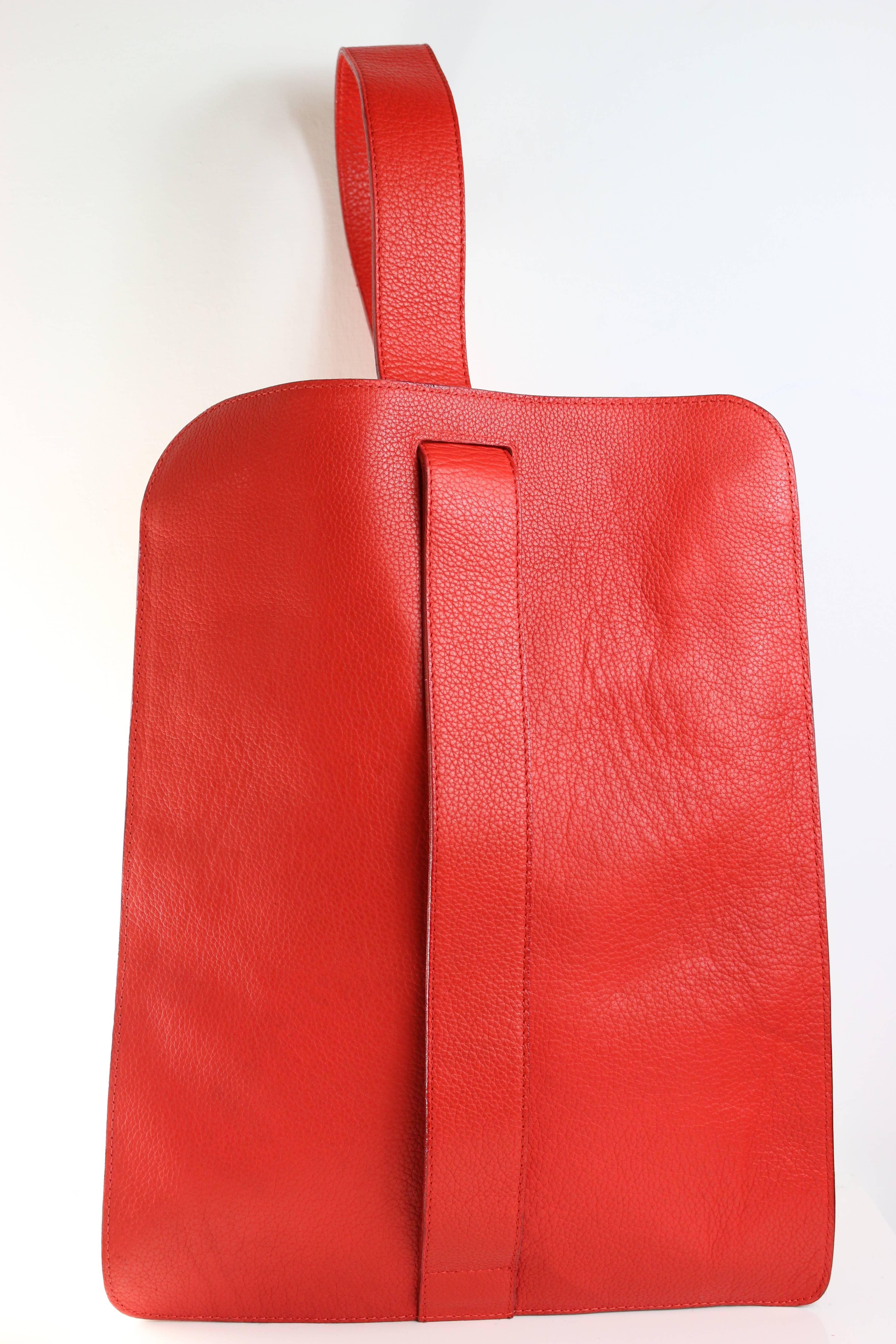 Rouge Sac à bandoulière en cuir rouge Gianni Versace Couture des années 90 en vente