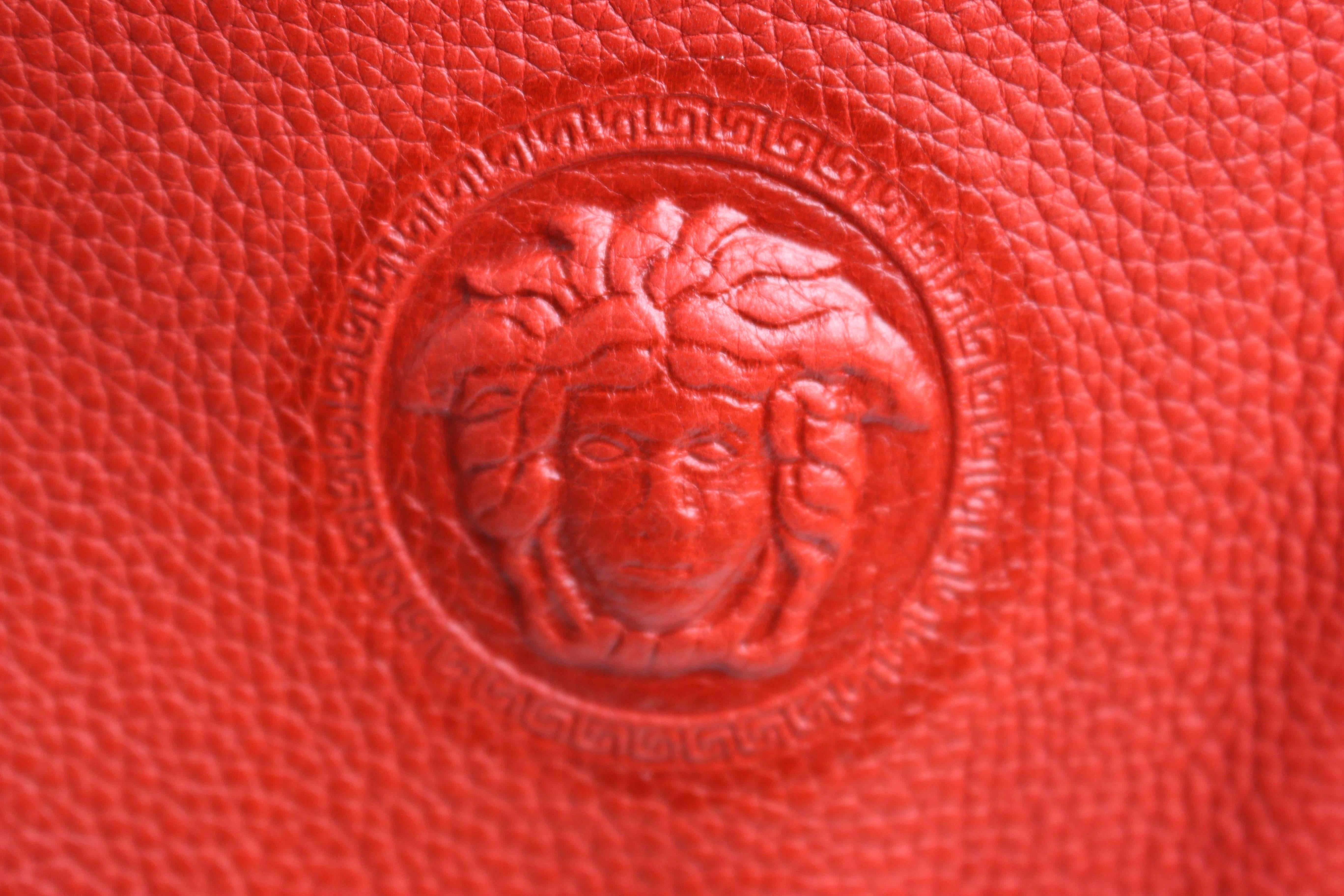 Sac à bandoulière en cuir rouge Gianni Versace Couture des années 90 en vente 1