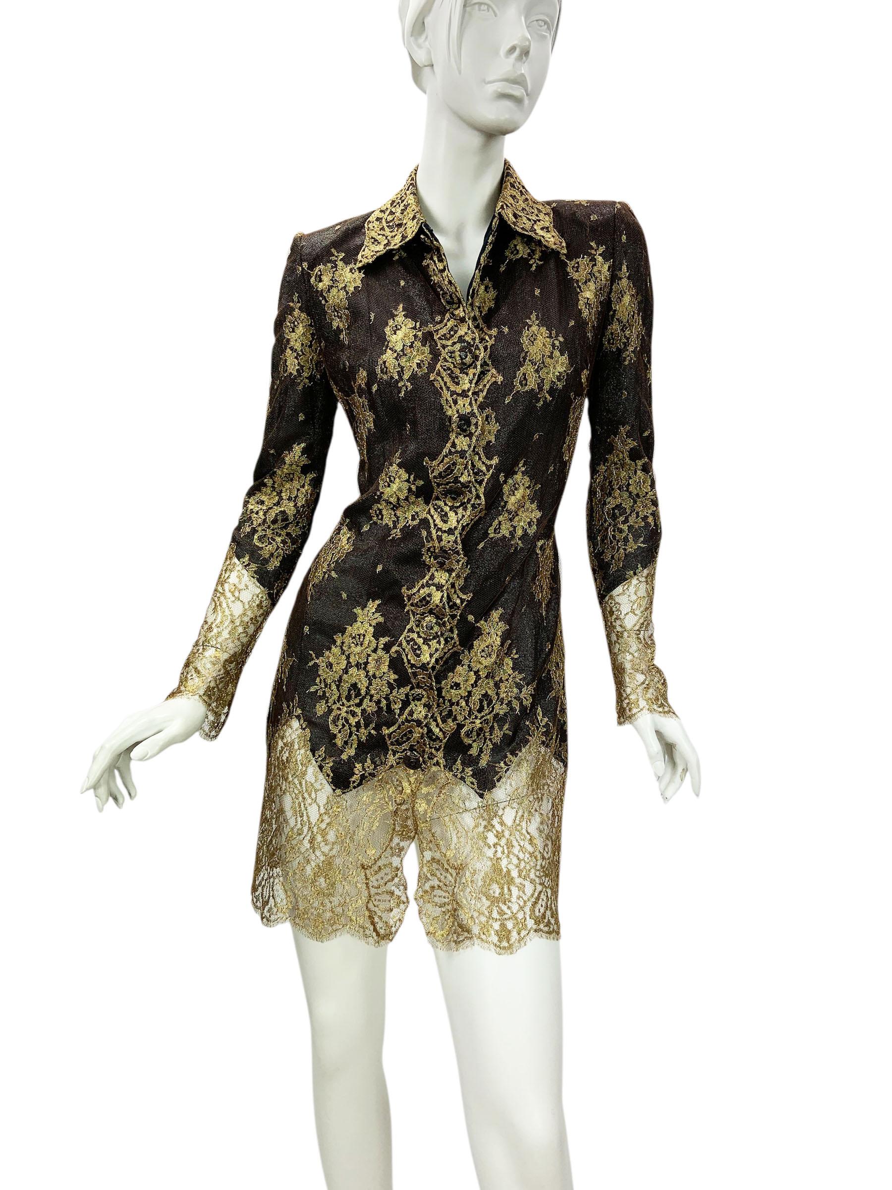 Questo pezzo incarna il glamour e l'audacia degli anni '90 di Versace, perfetto per i collezionisti e gli intenditori di moda alla ricerca di un capo d'archivio di spicco.
Un pezzo raro e squisito della collezione Gianni Versace Couture, questo mini