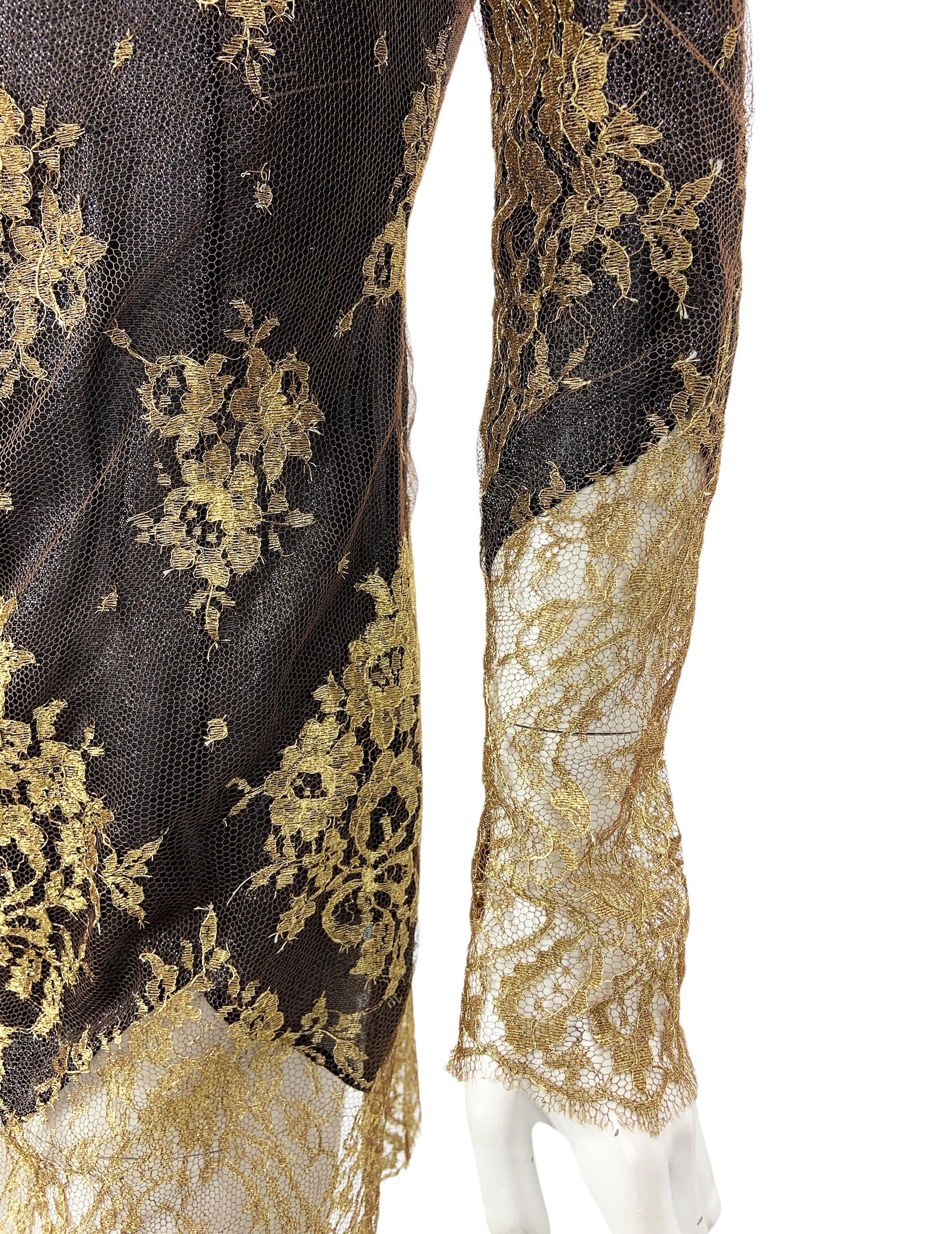 Gianni Versace Couture anni '90 - Mini abito vintage in pizzo dorato e tulle con bottoni 42 in vendita 3