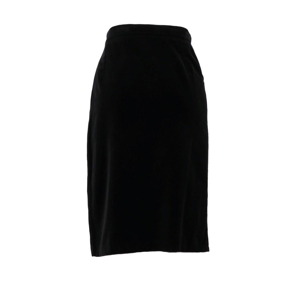 Gianni Versace black velvet skirt. Wrap closure with jewel button, concealed press studs and side welt pocket. Lined.

Size: 40 IT

Flat measurements
Height: 62 cm
Waist: 32 cm
Hips: 43 cm

Product code: X1120

Composition: Velvet - Nylon

Made in: