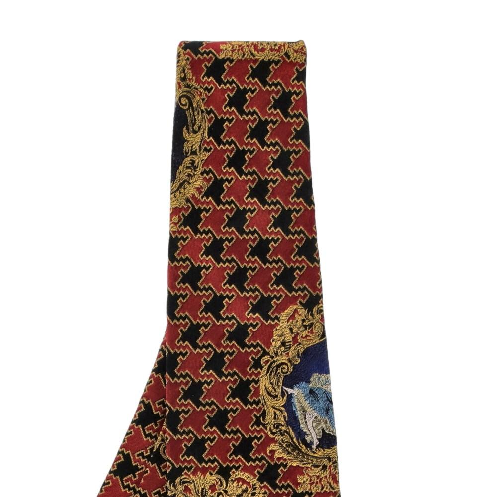 Gianni Versace jacquard silk tie in shades of black, red, yellow and blue. Model with pointed design.

Measurements
Width: 9 cm

Product code: X1232

Composition: 100% Silk

Made in: Italy

Condition: Very good conditions