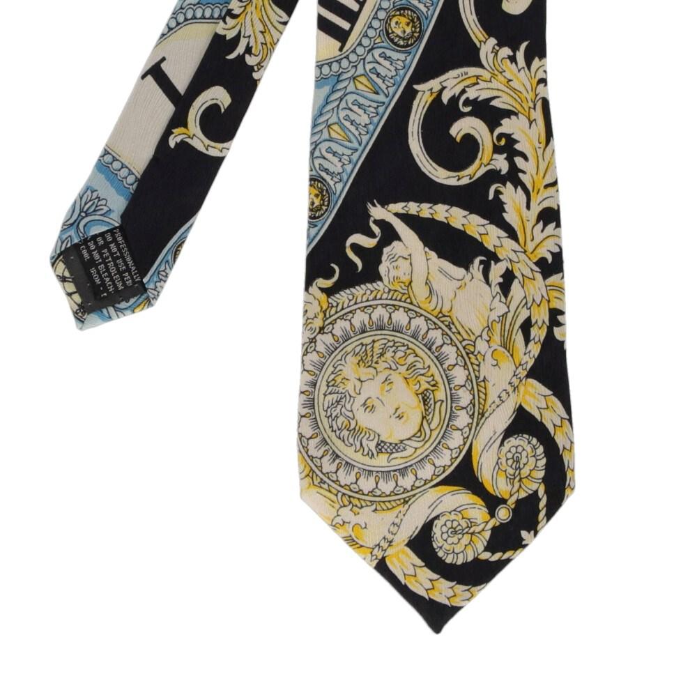 Gianni Versace multicolored silk tie with iconic print. Model with pointed design.

Measurements
Width: 9 cm

Product code: X1231

Composition: 100% Silk

Made in: Italy

Condition: Very good conditions