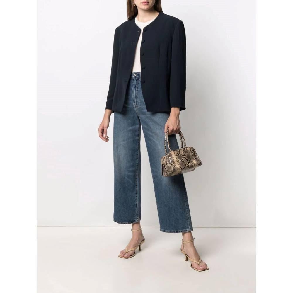 Dunkelblaue Seidenjacke von Giorgio Armani mit Rundhalsausschnitt und verdeckter Knopfleiste. Gerader Saum.

Größe: 48 IT

Flache Messungen
Höhe: 61 cm
Oberweite: 45 cm
Schultern: 44 cm
Ärmel: 51 cm

Produkt-Code: A7056

Zusammensetzung: Äußeres: