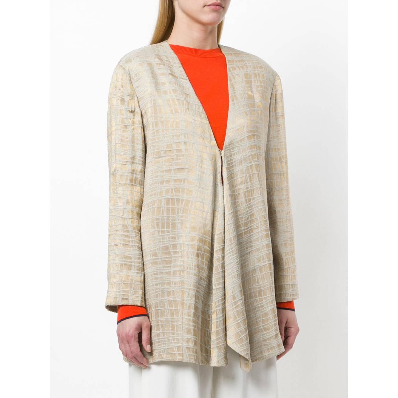 A.N.G.E.L.O. VINTAGE - Italy

Beige and gold linen-silk blend Giorgio Armani jacket featuring a v-neck, long sleeves, an asymmetric hem, a textured style and a single button front fastening.

Years: 90s

Made in Italy

Size: 48 IT



Flat