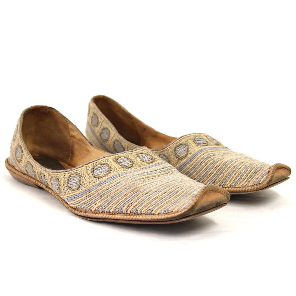 Giorgio Armani beige oriental slippers with light-blue striped embroideries. Geometric decorations, raised square toe and leather sole.

Size: 39 IT

Measurements
Insole: 26 cm

Product code: X5256

Notes: The item shows slight signs of wear, as