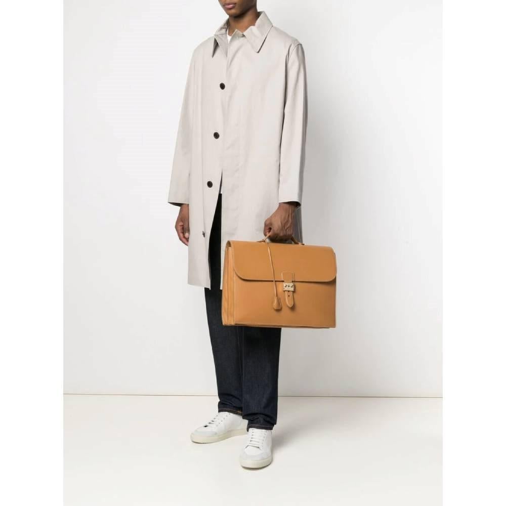 Hermès dark sand leather briefcase. Rectangular bellows model with single handle. Flap with gold-tone metal hardware, key and clochette. Two innercompartments.

Measurements
Heigh: 30 cm
Width: 40,5 cm
Depth: 10,5 cm

Product code: A8019

Notes: