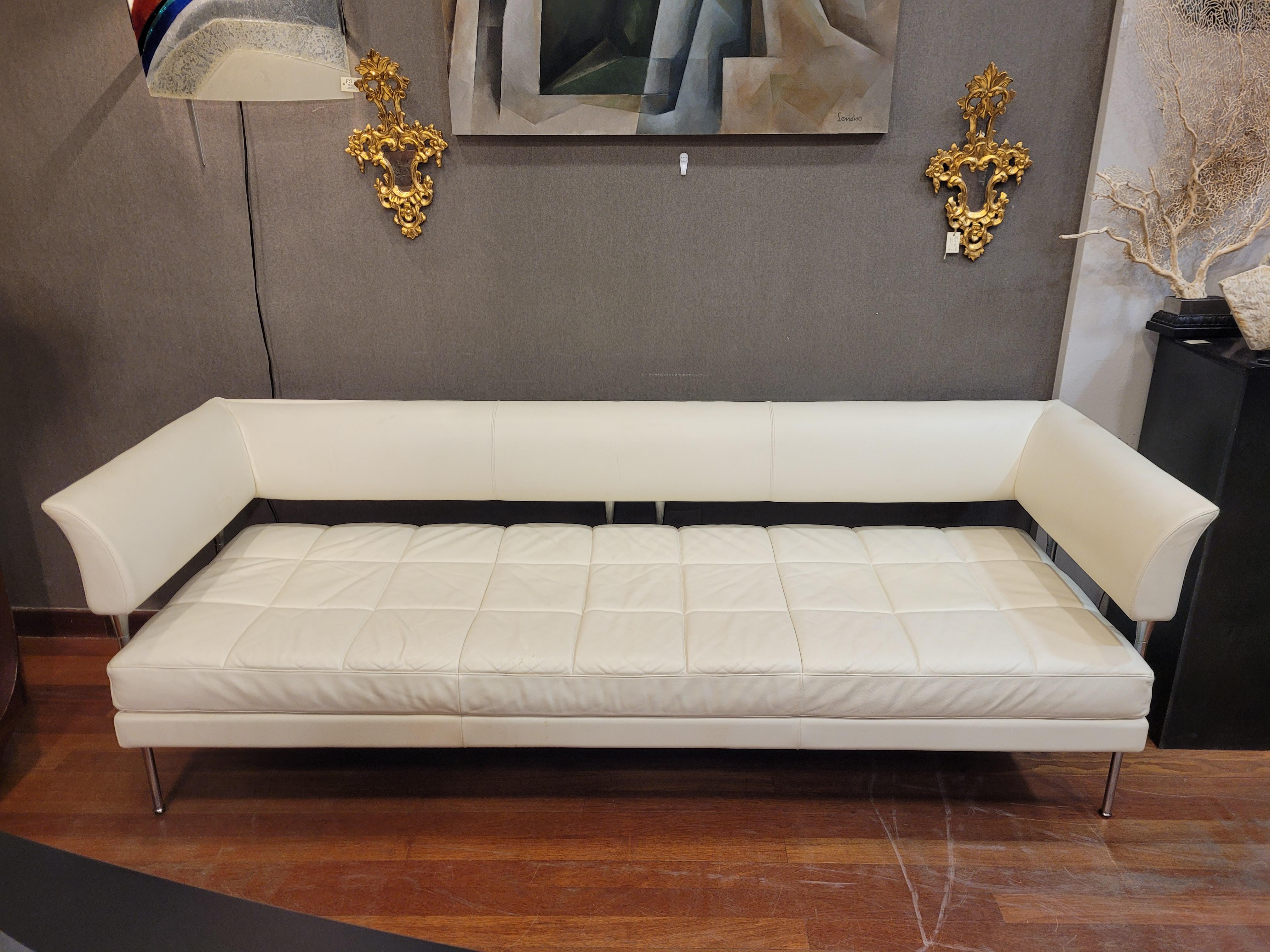 Outstanding Hydra Castor model sofa, with chromed steel structure and white leather upholstery, designed by the Italian architect and designer Luca Scacchetti for the prestigious Casa Poltrona Frau. It is a sleek and modern design that reflects the