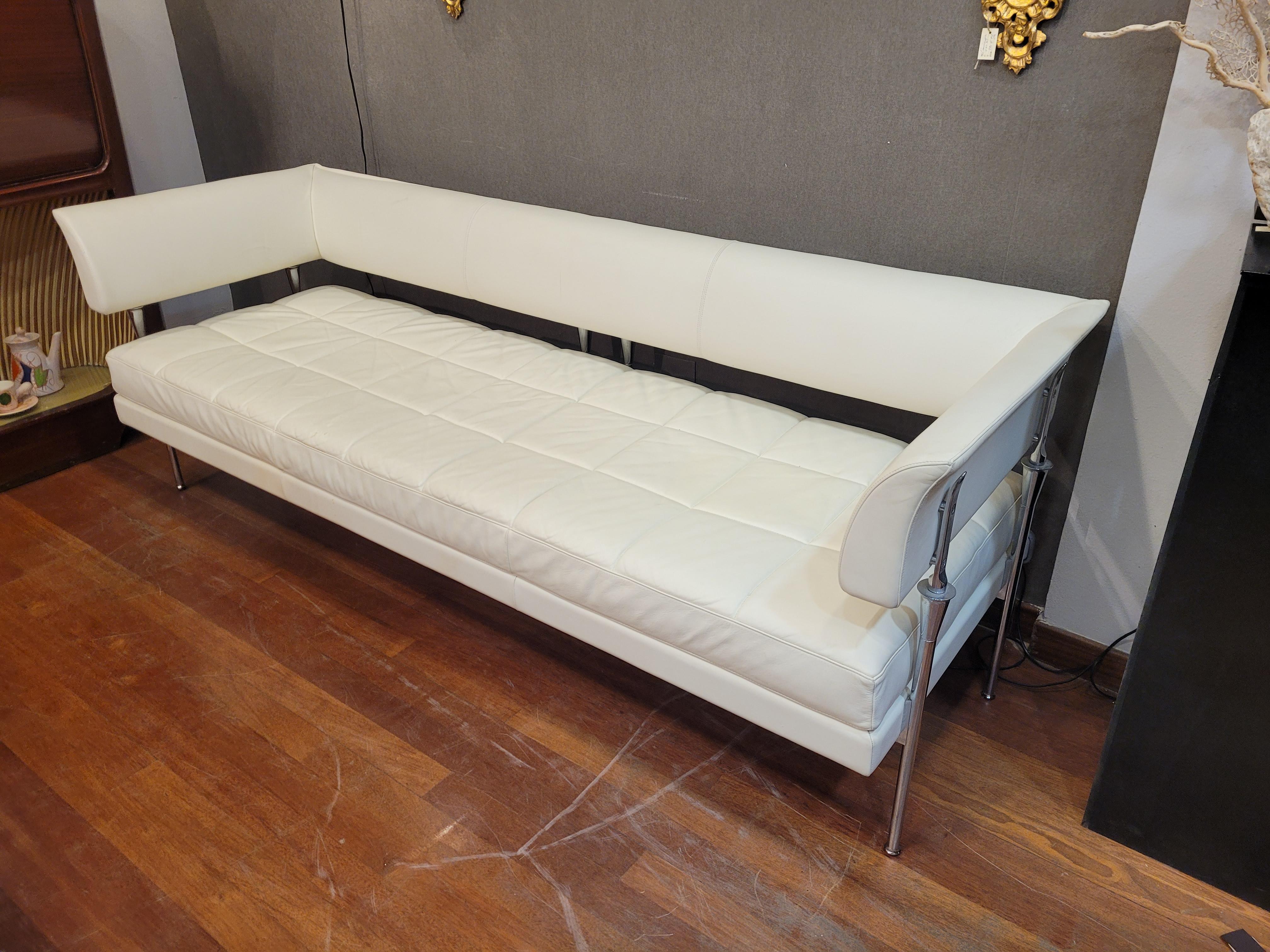 Mid-Century Modern 90s Hydra Castor sofa, white leather and steel, Luca Scacchetti  Poltrona Frau For Sale