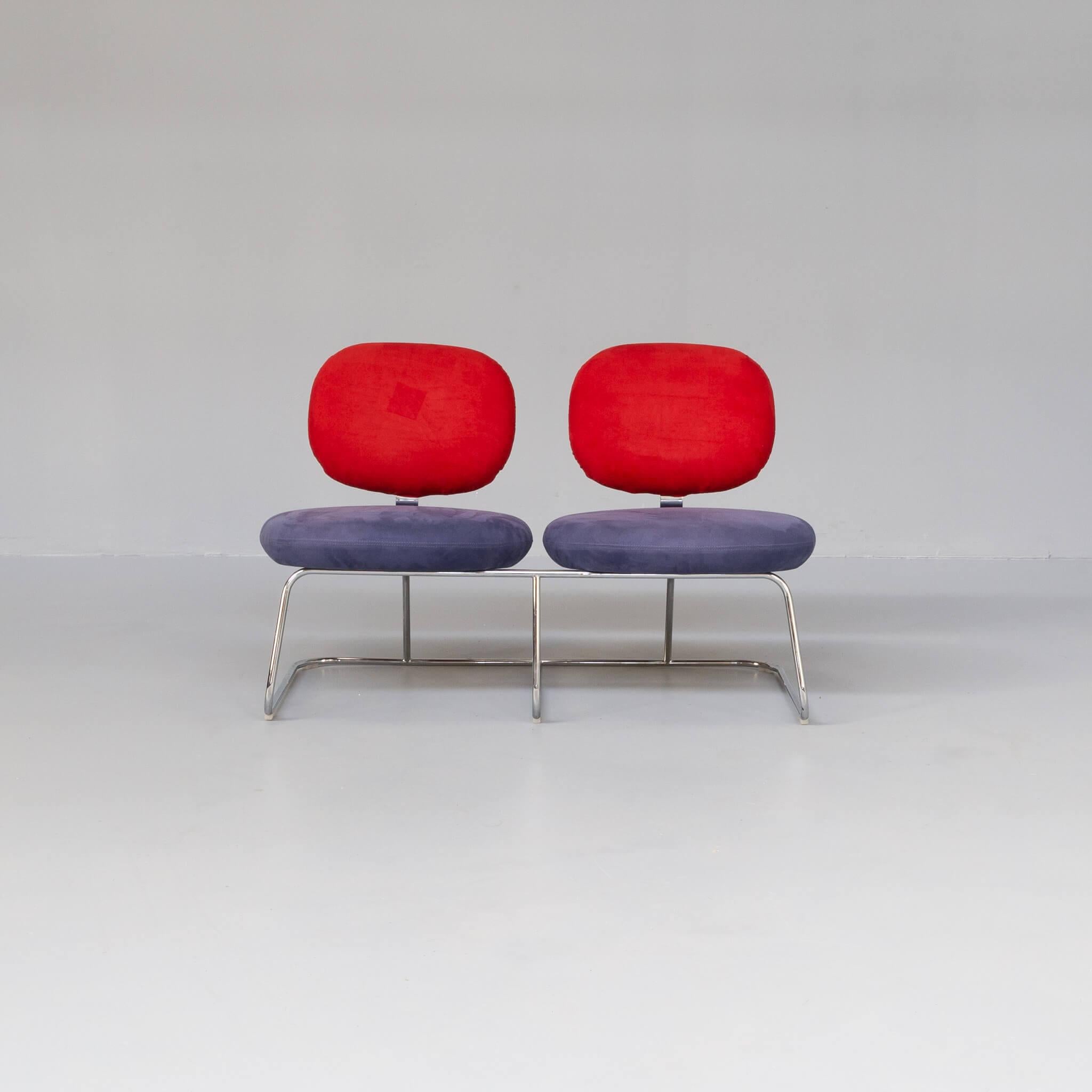 The Vega bench consists of two round cushions per back and seat, and a metal band that connects both to a metal base.
Vega is fun as a multiple seat, with a particularly pleasant seat without being lazy. The Vega sofa has been designed in a serie