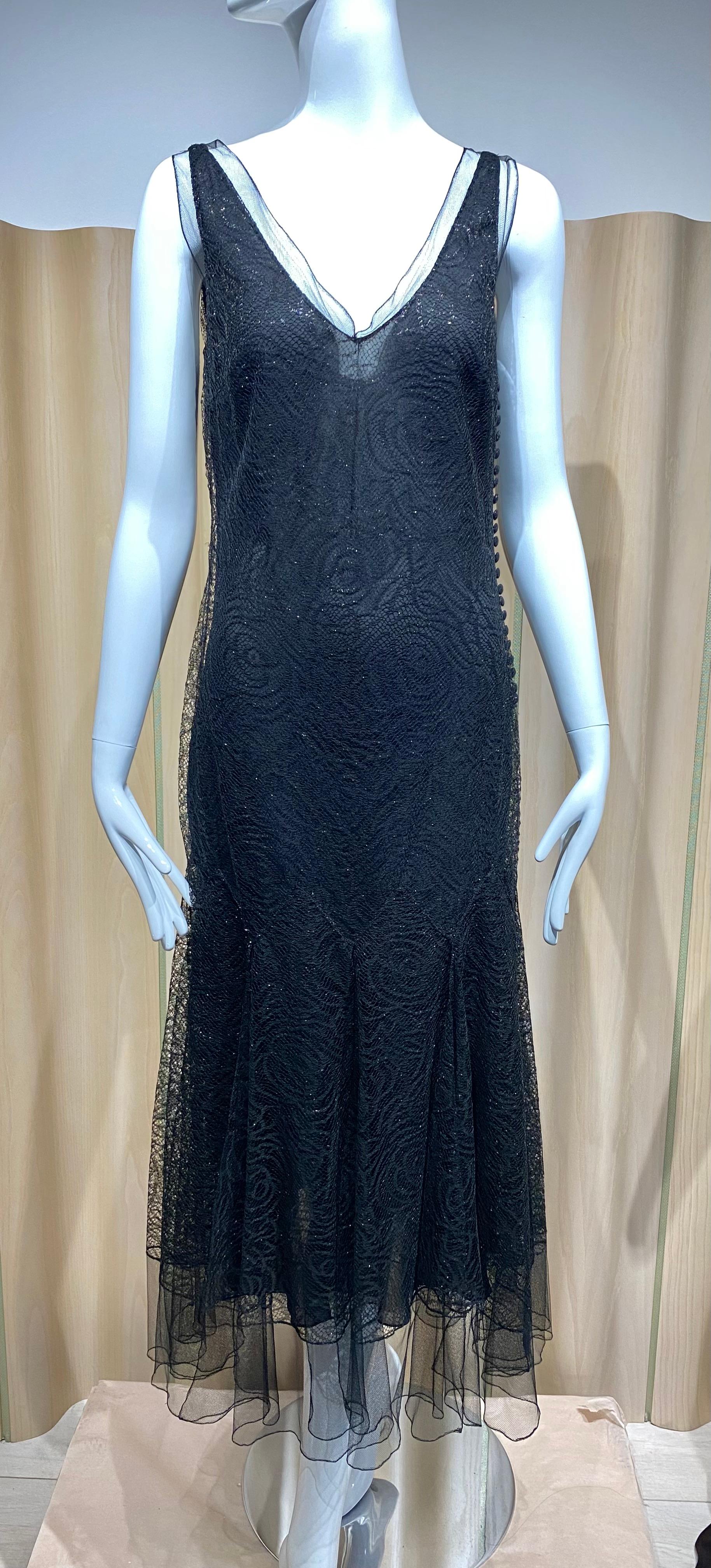 90s John Gallliano Vestido de cóctel de encaje negro de inspiración flapper.
- encaje
- botones laterales
- forrado
Talla 6