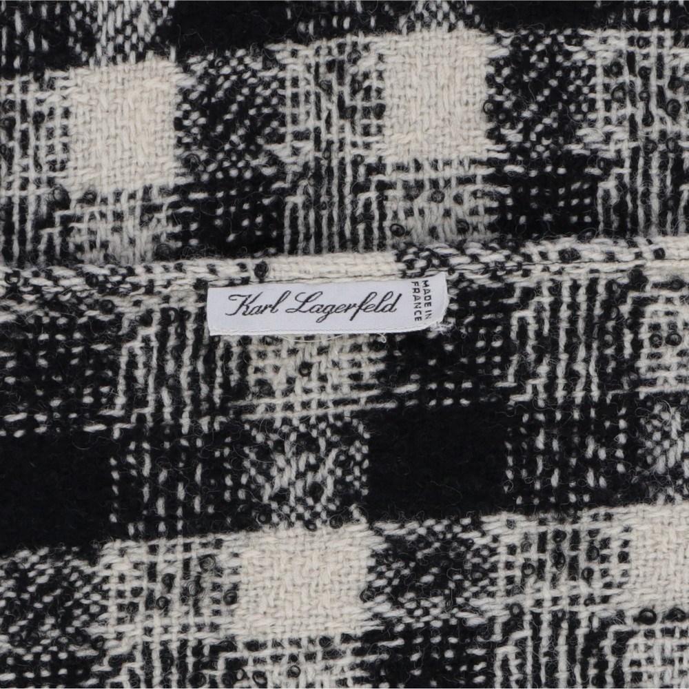 Karl Lagerfeld maxi wool scarf with black and white buffalo check pattern and fringed hem.

Length: 246 cm
Width: 72 cm

Product code: X0753

Composition: 100% Wool

Condition: Very good conditions
