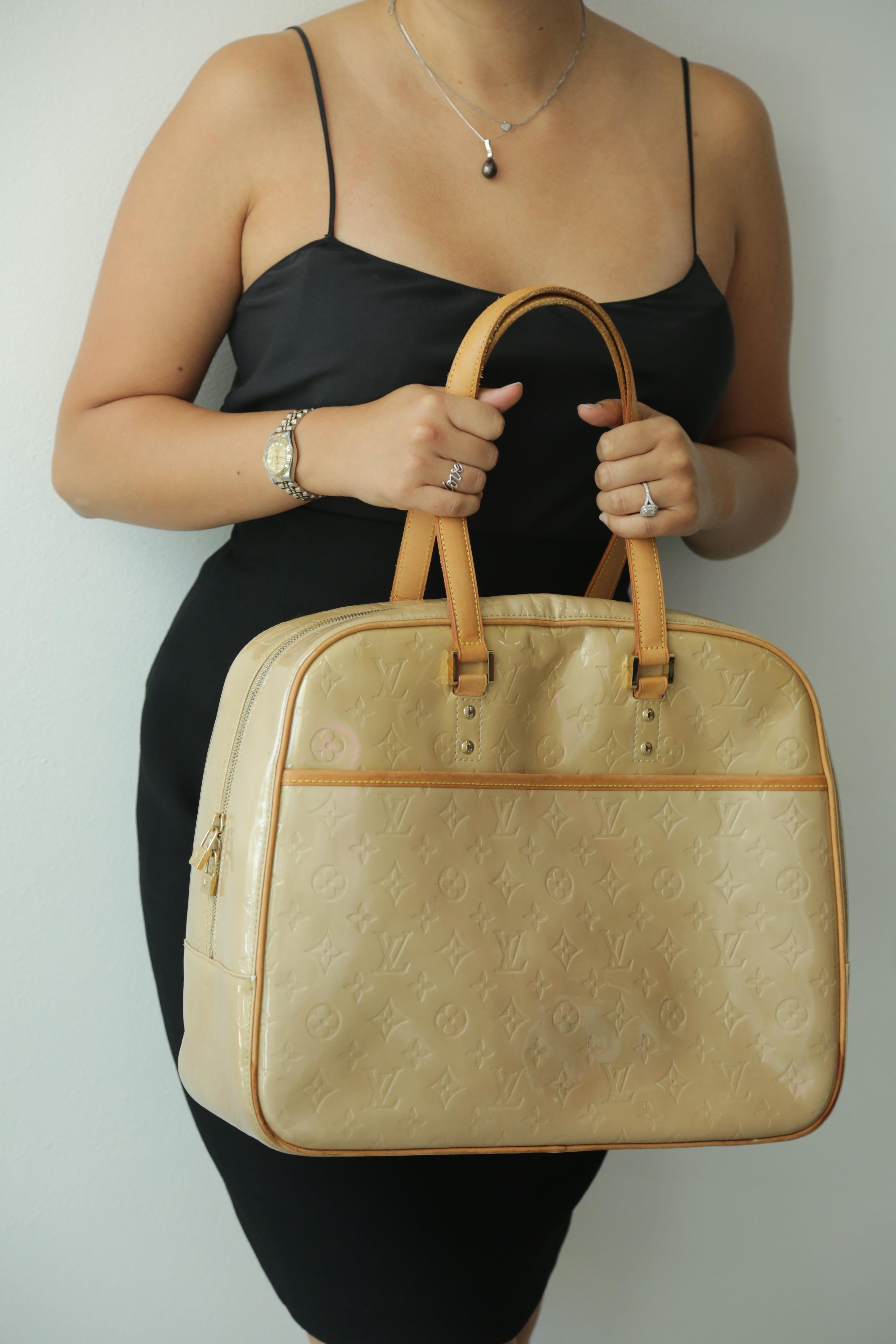 Beige 90s Louis Vuitton Vintage Patent Shoulder Carry-on Bag 