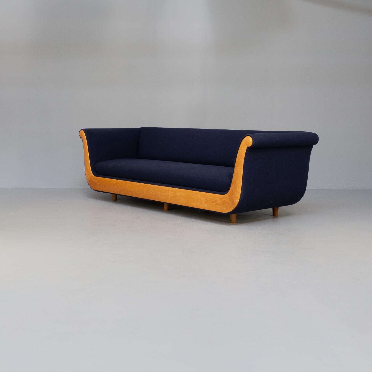The Primafila was designed by Luca Meda for Molteni & Co in 1991.
The Molteni design brand is one of the world's leading furniture brands. Molteni's philosophy is to strive for excellence, quality and a unique design. The timeless designs by