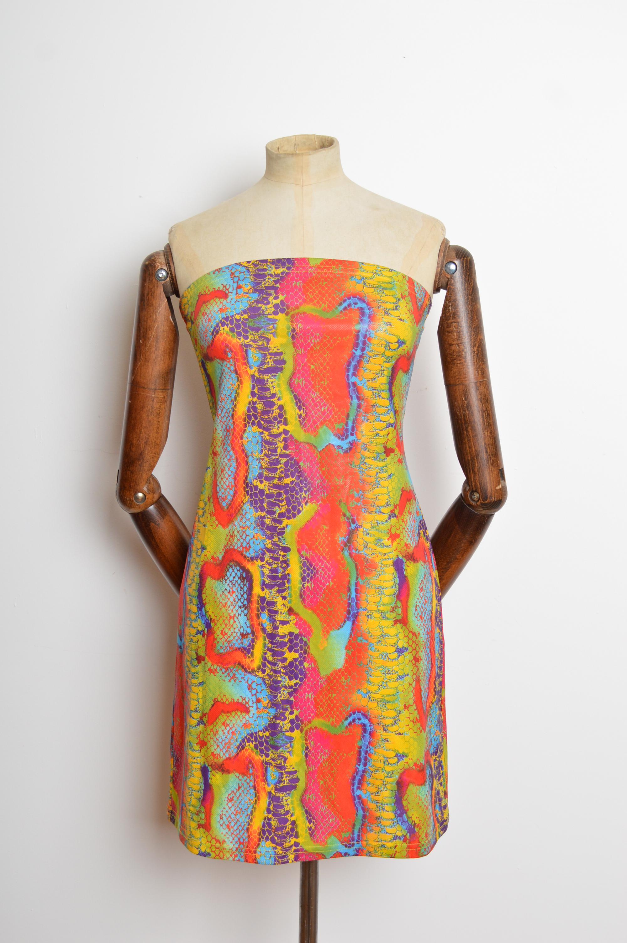 Ein fabelhaftes Minikleid aus den 1990er Jahren, hergestellt in den USA, aus einem dehnbaren, strukturierten Stoff mit Python-Print. Mit elastischem Oberteil und minilangem Saum. 
Die Maße sind in Zoll ('') angegeben.
Empfohlene Größe; UK 6 - 8