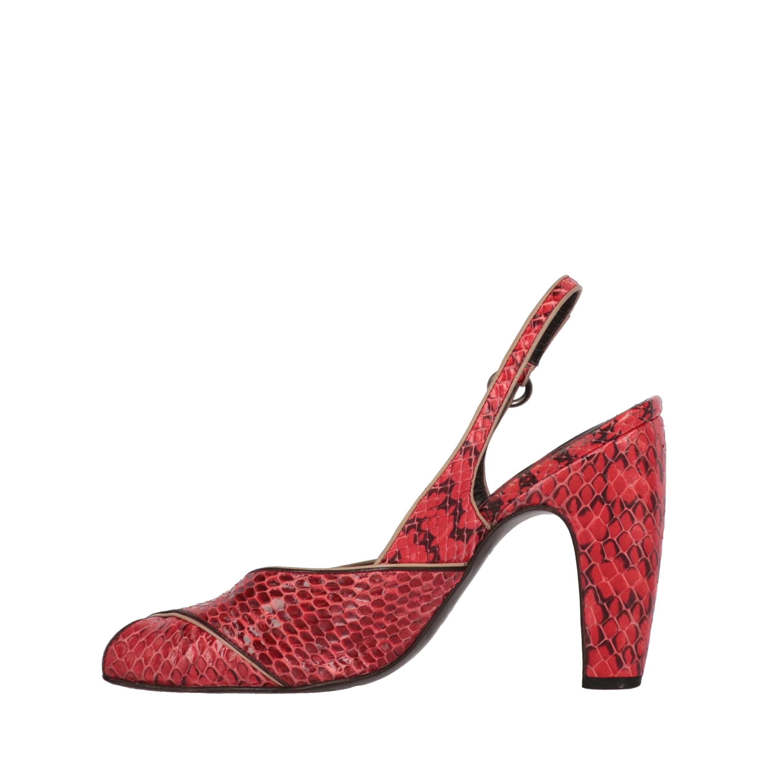 Miu Miu red and black python leather sligback shoes. Open toe model and thick heel.

The product shows slight traces of use as shown in the pictures.

Years: 2000s

Made in Italy

Size: 38 EU

Heels: 11 cm
Insole length: 24,5 cm  