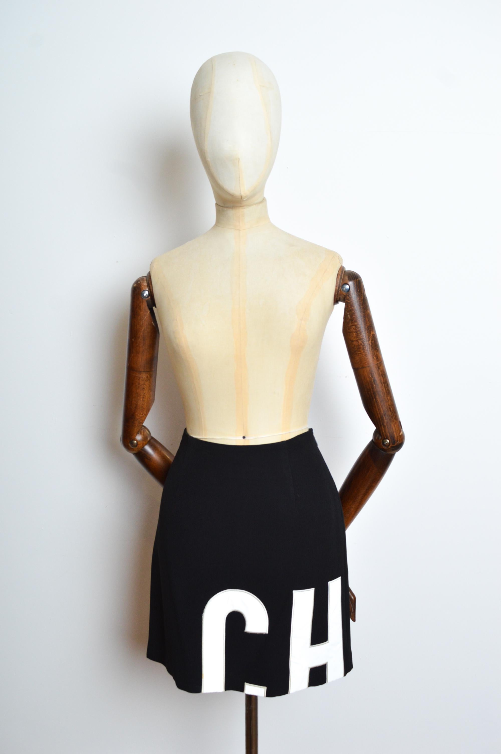 90er Moschino CHEAP & CHIC 2-teiliges Anzug-Set aus schwarzer Jacke und Minirock im Angebot 7