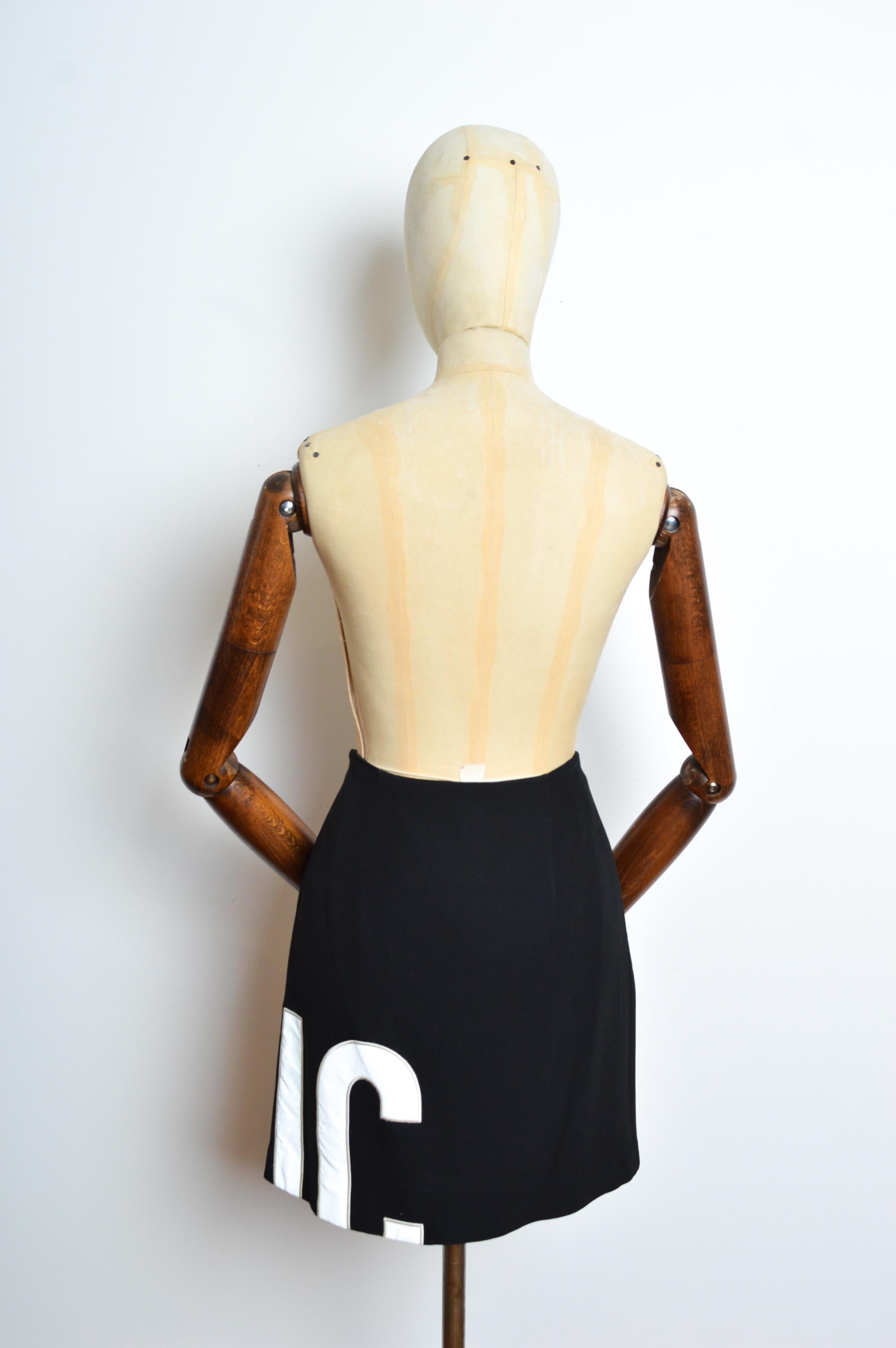 90er Moschino CHEAP & CHIC 2-teiliges Anzug-Set aus schwarzer Jacke und Minirock im Angebot 8