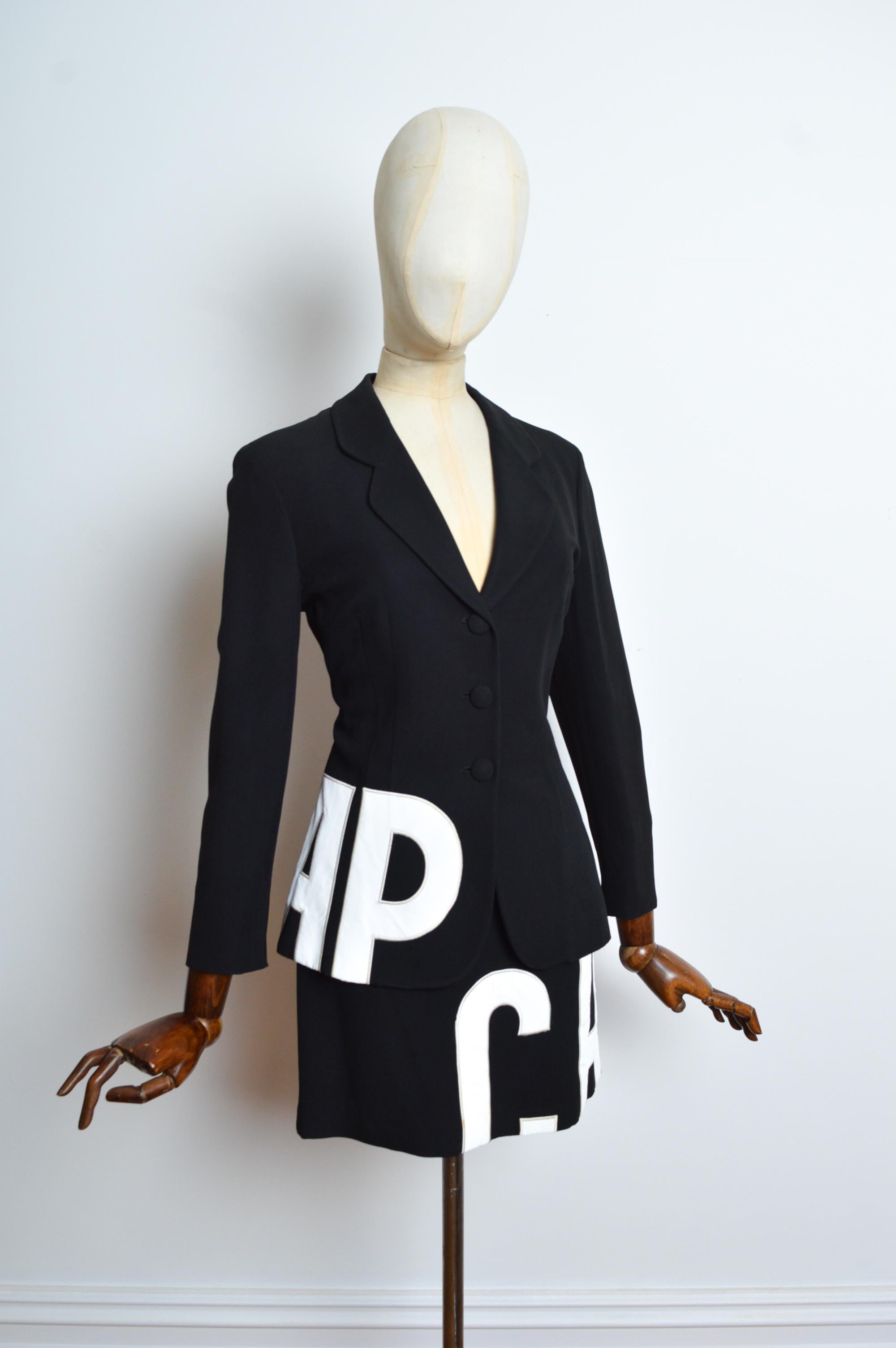 90er Moschino CHEAP & CHIC 2-teiliges Anzug-Set aus schwarzer Jacke und Minirock im Angebot 2
