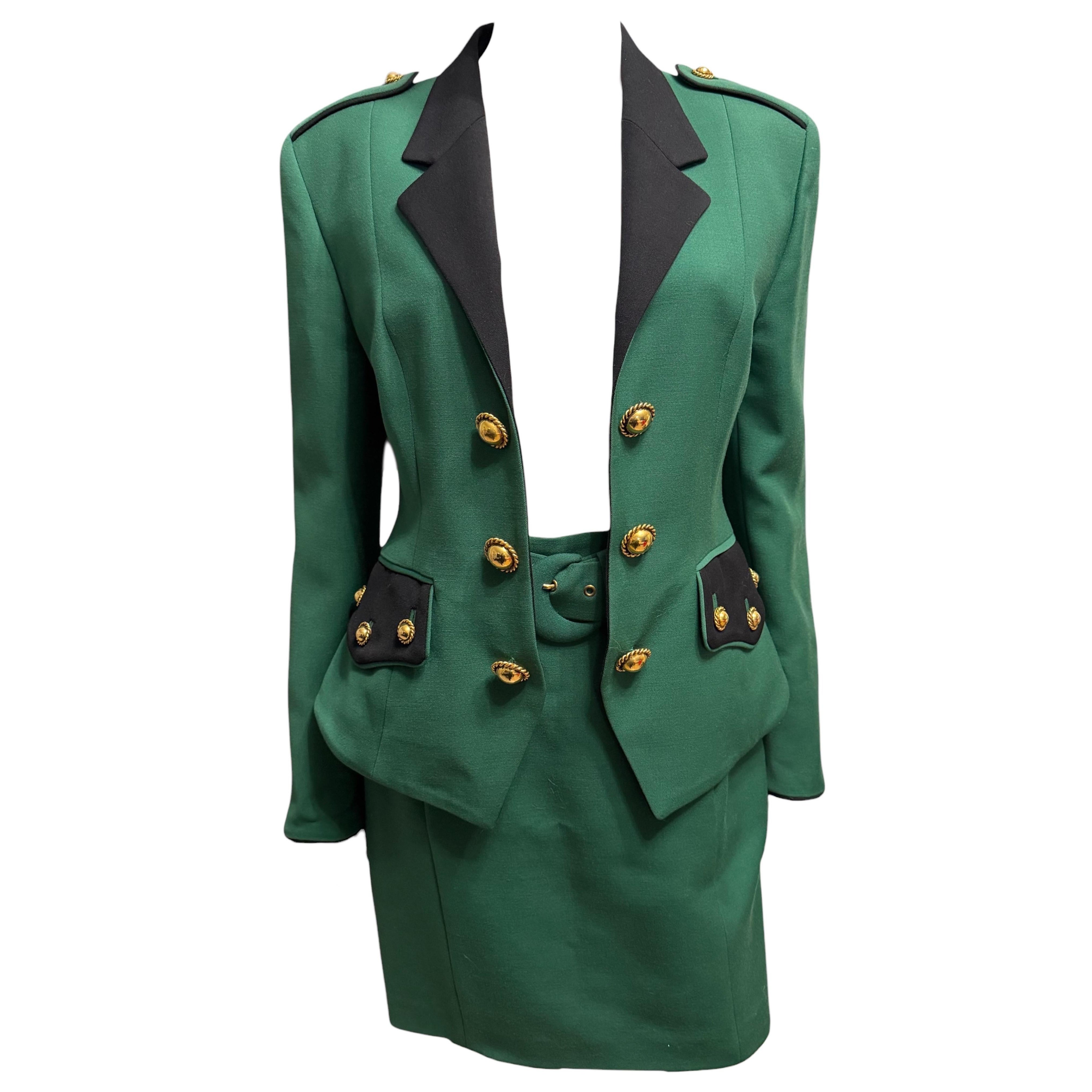 Traje de falda militar verde de Moschino de los 90, como el que llevaba la princesa Diana