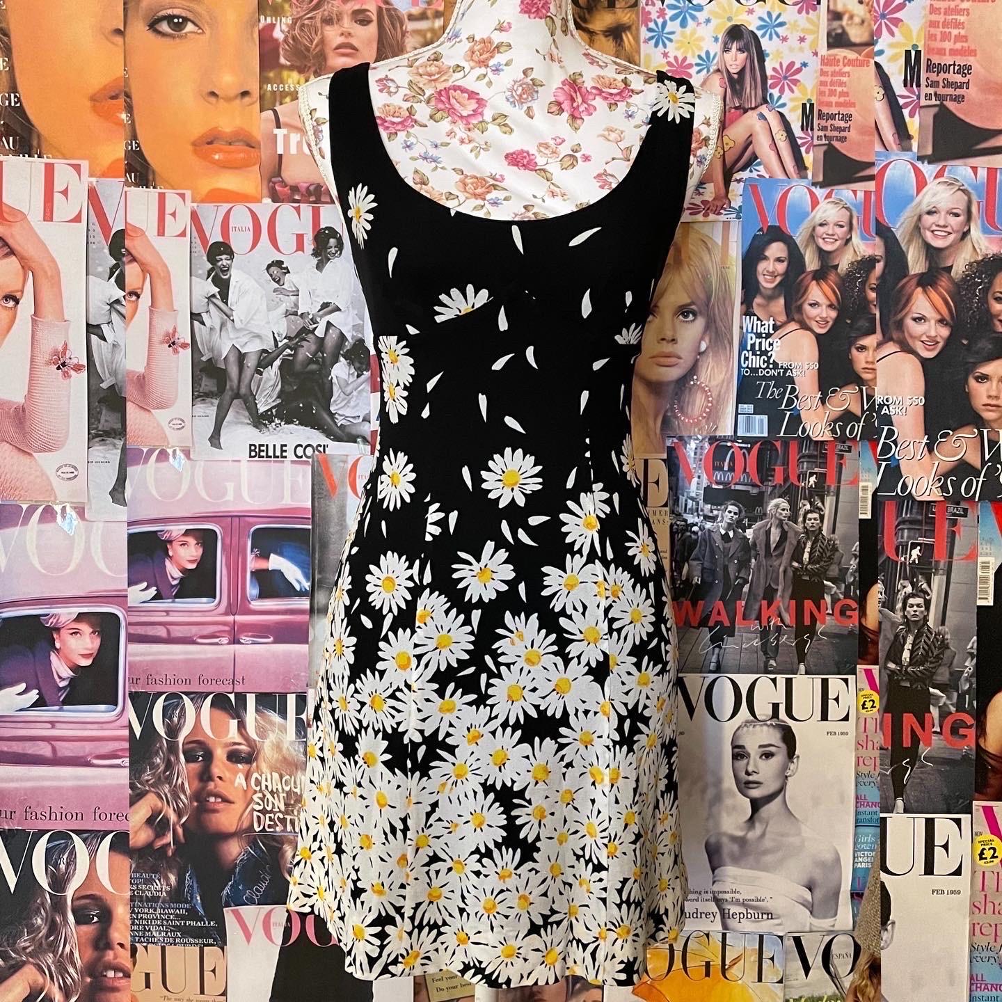 Beautiful  vintage daisy pattern dress by Moschino cheap & chic 90s collection.
Famous daisy pattern seen on print ads and on sitcom « saved by the bell » star Tiffany Amber Thiessen 

Measurements flat : 
Waist 33 cm 
Bust 36 cm 

Size FR 36 
It 40