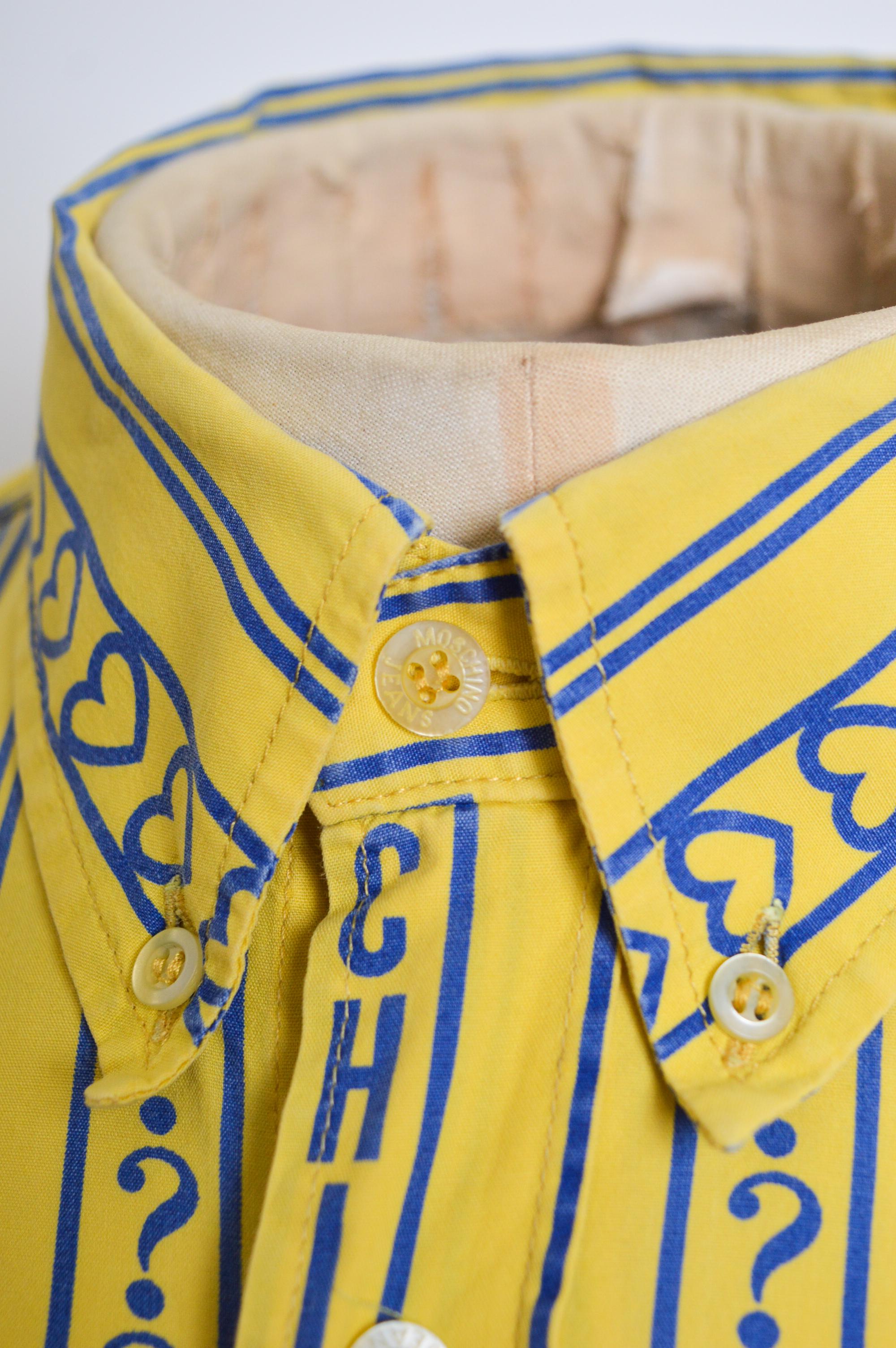 90's Moschino Vintage Gelb & Blau wiederholen Logo drucken Langarm-Shirt im Angebot 1