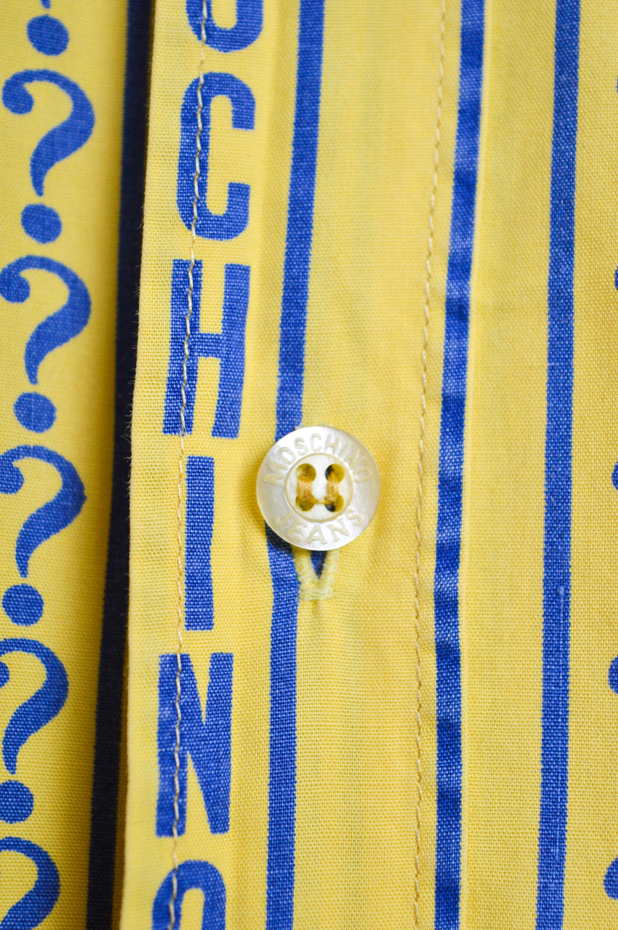 90's Moschino Vintage Gelb & Blau wiederholen Logo drucken Langarm-Shirt im Angebot 2
