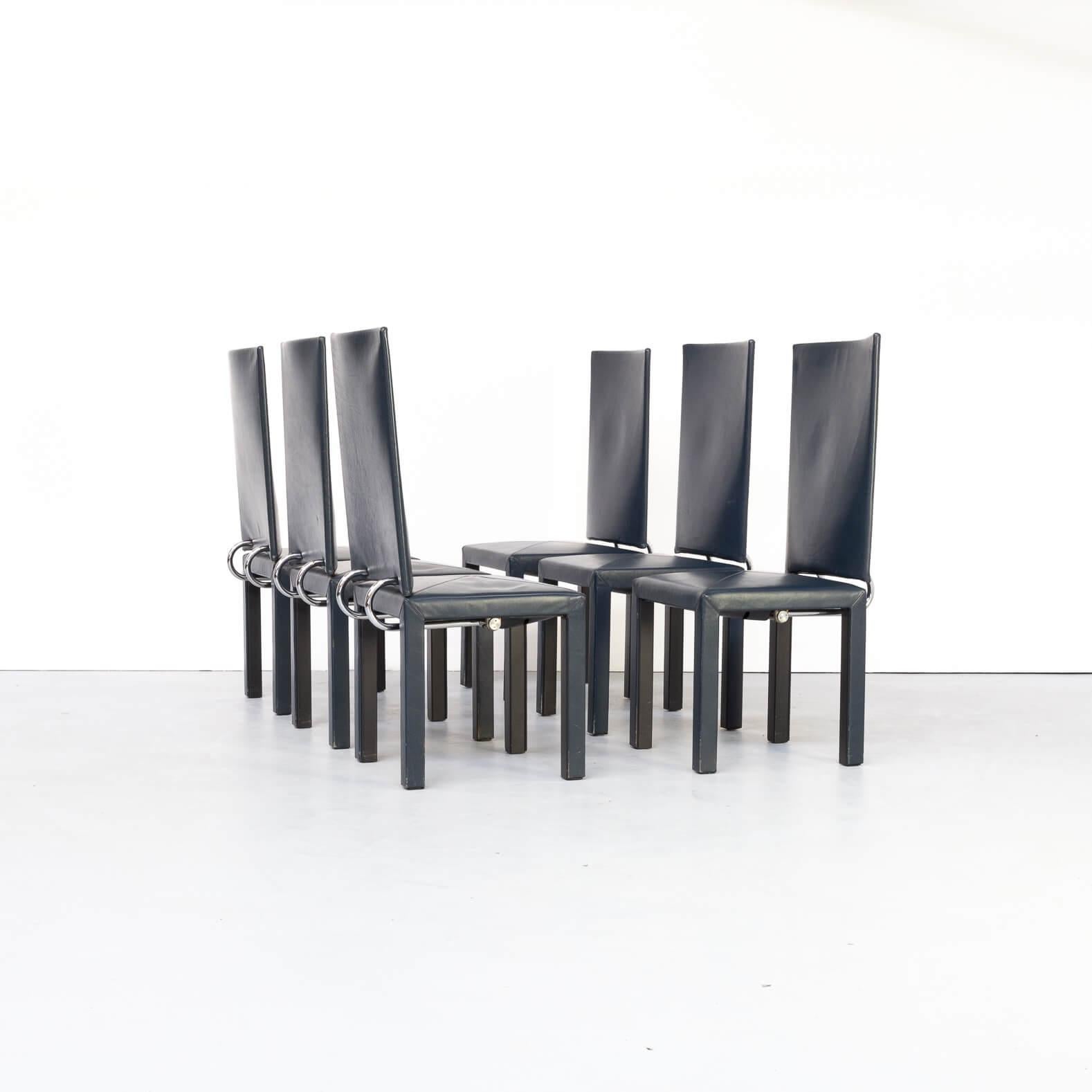 This Acradia dining set has been designed in the 80s for B&B Italia and besides the clear lined though spectaculair design the seating makes your dining session a late evening event. The chairs are like all B&B chairs in high quality build and the