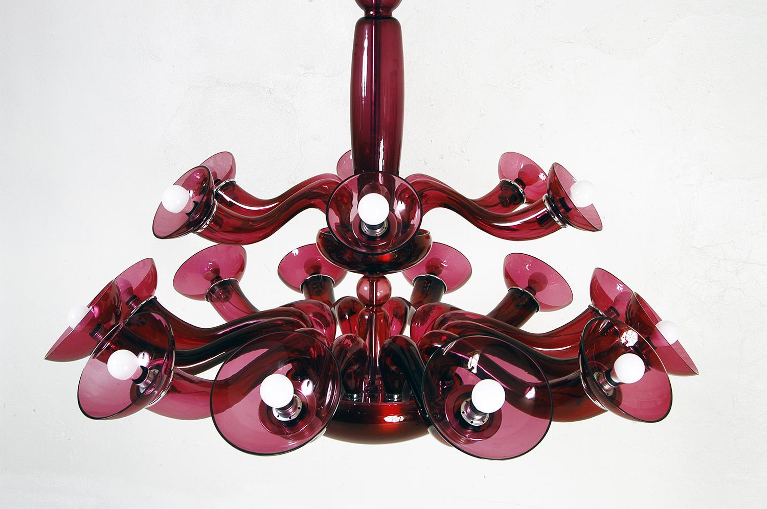 This spectacular Postmodern VeArt glass ‘Leda’ chandelier was designed by Orni Halloween for VeArt / Artemide, Italy in 1992, and is part of their Venexiana series of lighting.
Orni Halloween is the nom de plume of Ernesto Gismondi the founder of