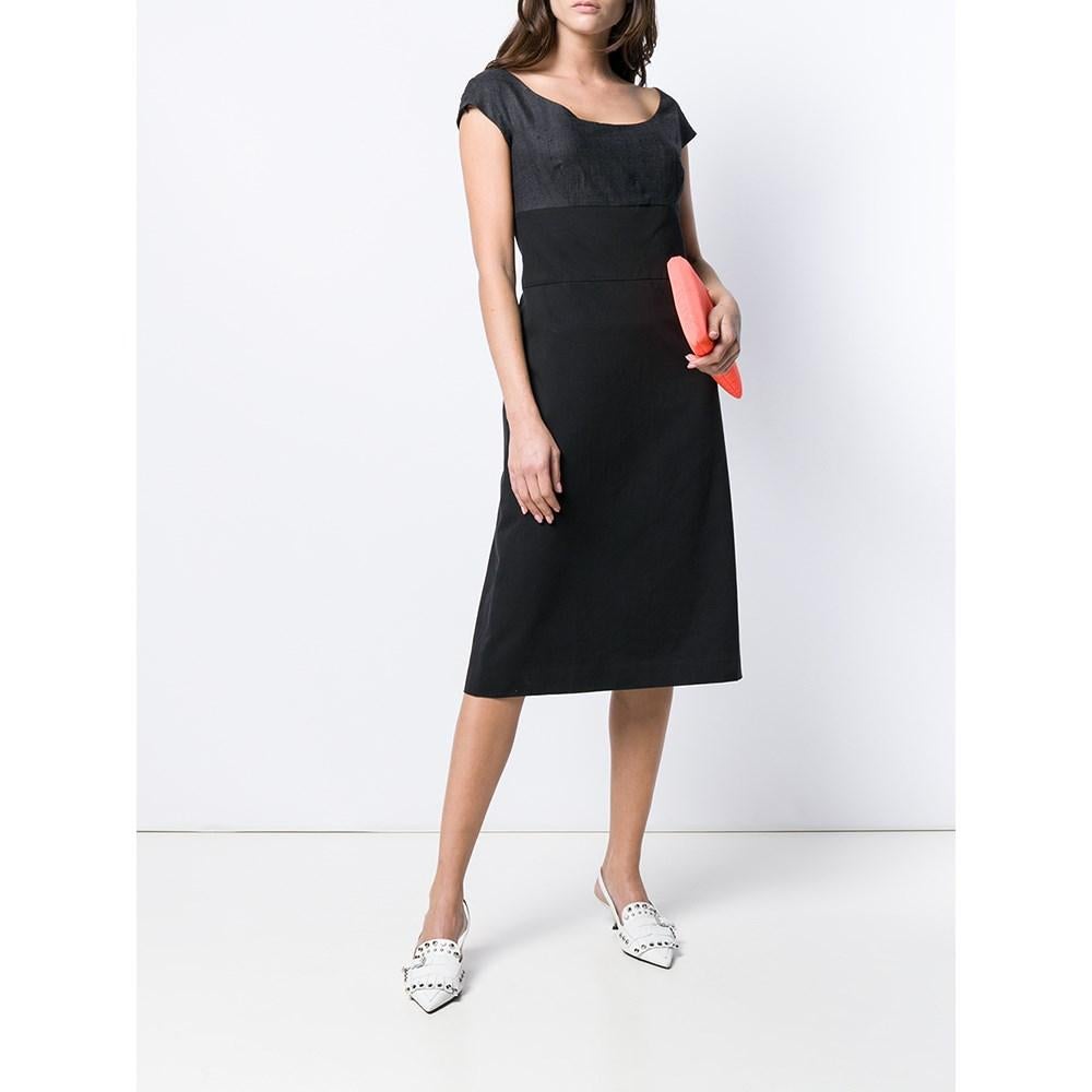 Prada long short-sleeves midi dress with grey shantung silk bust and black cotton skirt. Round collar, tight waist and back zip fastening.

Size: 46 IT

Flat measurements
Height: 107 cm
Bust: 43 cm
Sleeves: 11 cm
Shoulders: 41 cm

Product code: