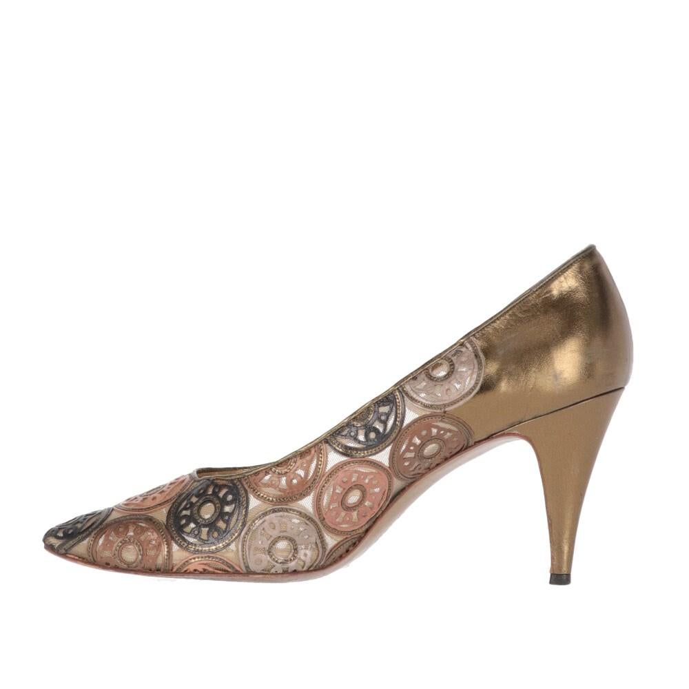 René Caovilla golden leather and mesh décolleté. Pointed model with brown, beige and black geometric applications.

Size: 39,5 EU

Measurements
Insole length: 25,5 cm
Heel: 8 cm

Product code: X1242

Notes: The item shows some signs of wear on the