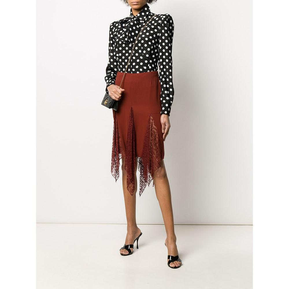 Romeo Gigli burgundy silk blend skirt. High waist and side zip and hook closure. Asymmetrical design with lace inserts.

Size: 40 IT

Flat measurements
Height: 86 cm
Waist: 36 cm
Hips: 43 cm

Product code: A6160

Notes: This item belongs to a