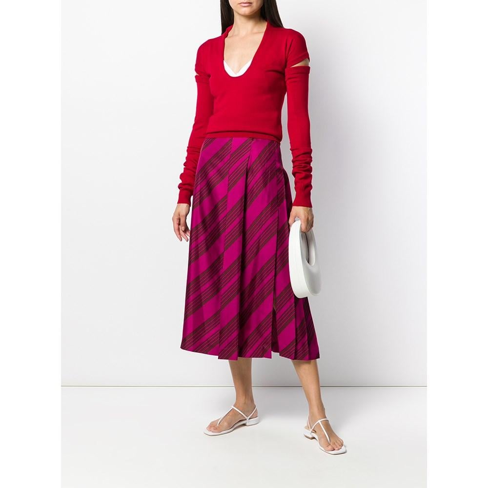 Romeo Gigli red knitted top. Tight fit model, featuring a deep U neckline, short sleeves, ribbed details, detached long sleeves and ribbed details.

Size: 42 IT

Flat measurements
Height: 59 cm
Bust: 45 cm
Shoulders: 40 cm
Sleeves: 10 cm
Sleeves 2: