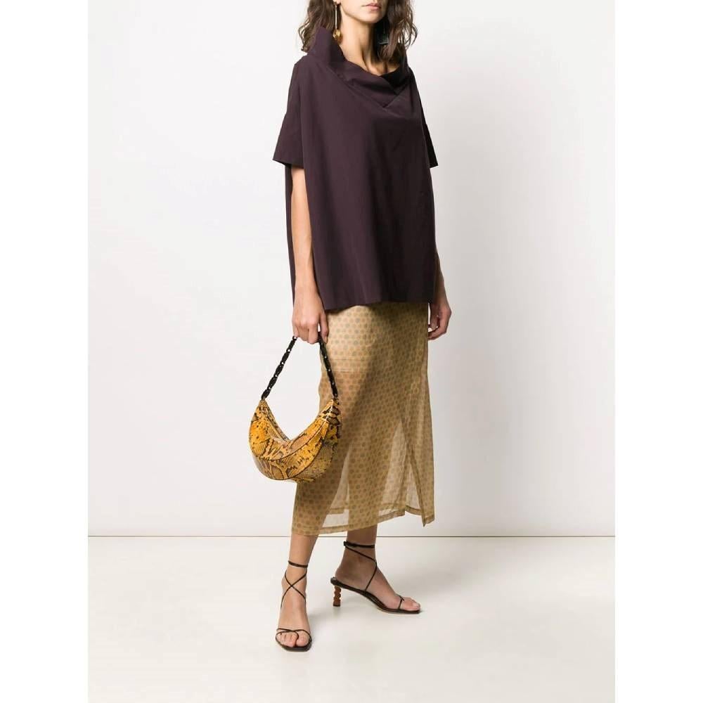 Romeo Gigli aubergine stretch cotton oversized top. Stand-up wide collar and short sleeves.

Size: S

Flat measurements
Height: 66 cm
Bust: 73 cm
Sleeves: 12 cm

Product code: A6183

Composition: 48% Cotton - 47% Polyester - 5% Elastane

Made in:
