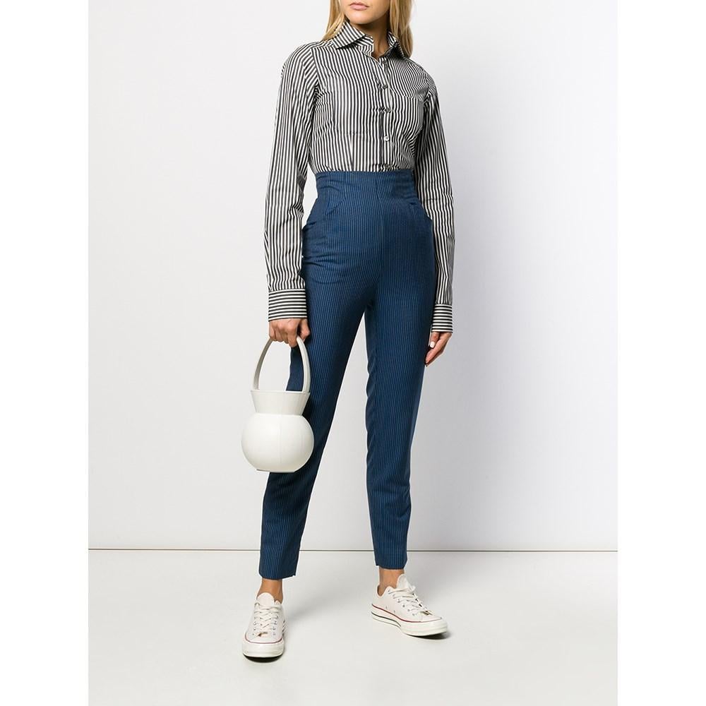 Romeo Gigli black and white striped cotton shirt with long sleeves, classic collar, and two frontal patch pockets. Frontal buttons closure.

Flat measurements Size 40 IT

Height: 71 cm
Bust: 42 cm
Shoulders: 36 cm
Sleeves: 70 cm

Product code:
