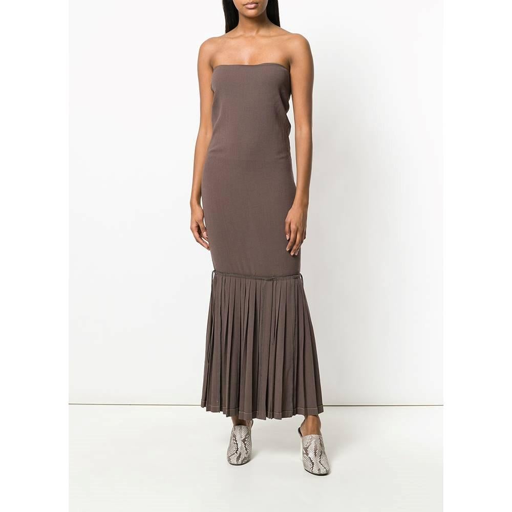 Romeo Gigli brown strapless mermaid fitted dress. Pleated bottom.

Size: 42 IT

Flat measurements
Height: 118 cm
Bust: 40 cm

Product code: A7203

Composition: Composition: 97% Wool – 2% Nylon – 1% Lycra

Made in: Italy

Condition: Very good