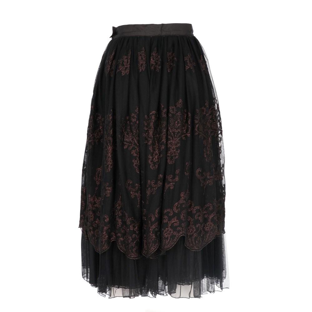 Sportmax black midi skirt with burgundy lurex embroidery. Multilayer design, side closure with button and zip.

Size: 40 IT

Flat measurements
Height: 78 cm
Waist: 30 cm

Product code: X0891

Composition: Outer 1: 100% Polyamide
Outer 2: 60%