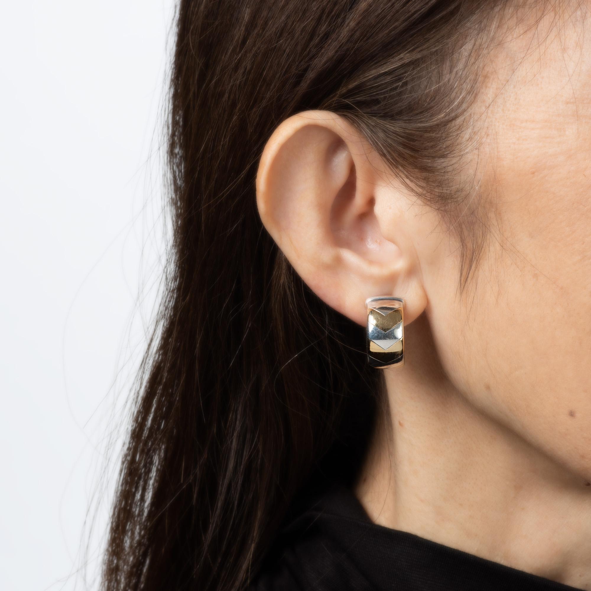 Anni '90 Tiffany & Co. Orecchini a cerchio Chevron in argento sterling e oro 18k firmati In condizioni buone in vendita a Torrance, CA